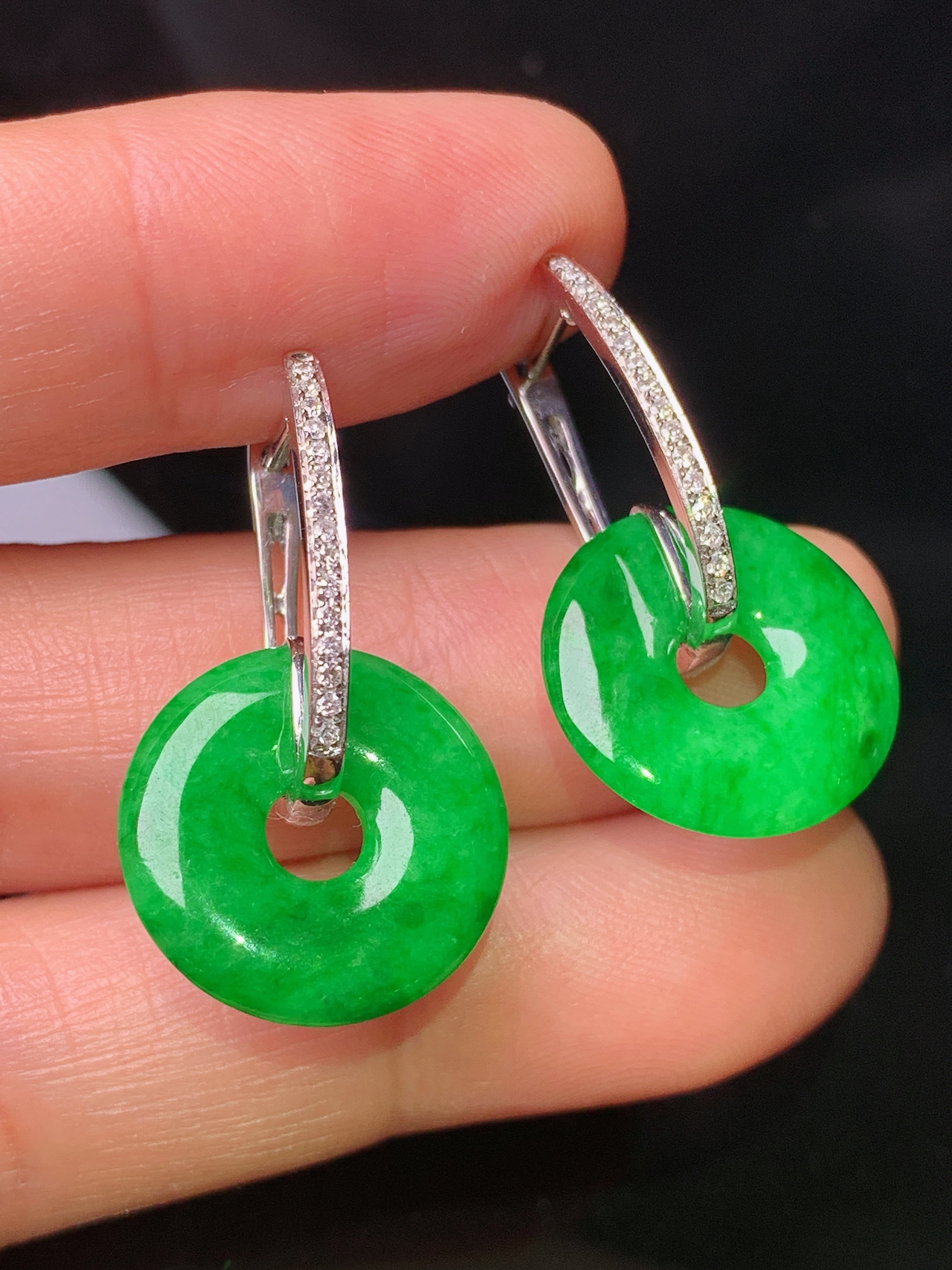 18k金钻镶嵌翠绿平安环耳坠 吊坠 玉质细腻 色泽艳丽 整体尺寸27.6*15.8*2.7b1