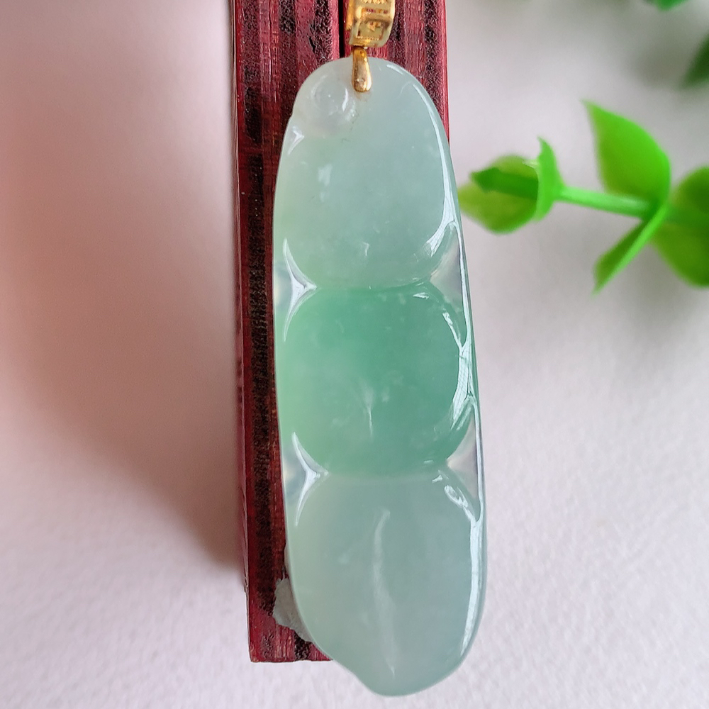 18k金扣冰润飘花福豆翡翠挂件，老种飘花  冰清玉洁  胶感十足  寓意“四季平安，福气满满”颜色鲜艳，清新自然，饱满通透   W141.9  尺寸：39-12.2-6.6mm