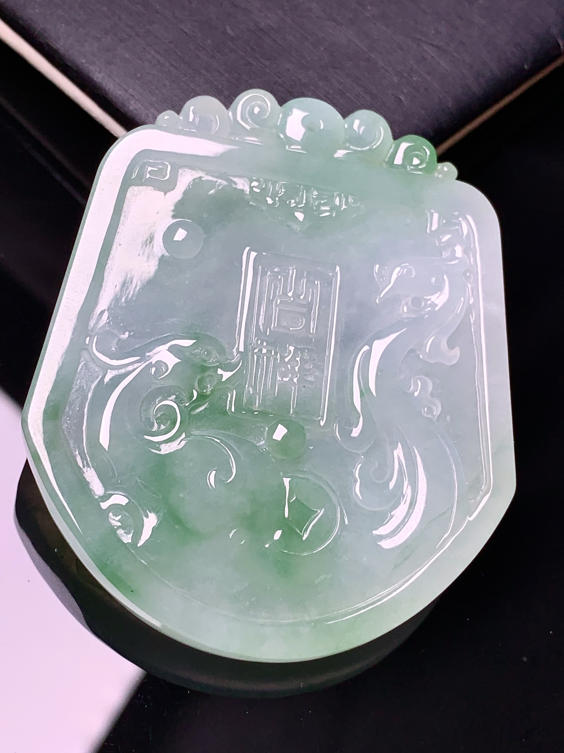 飘绿凤凰牌吊坠 玉质细腻 色泽艳丽 整体尺寸51.8*43.6*6.2c1