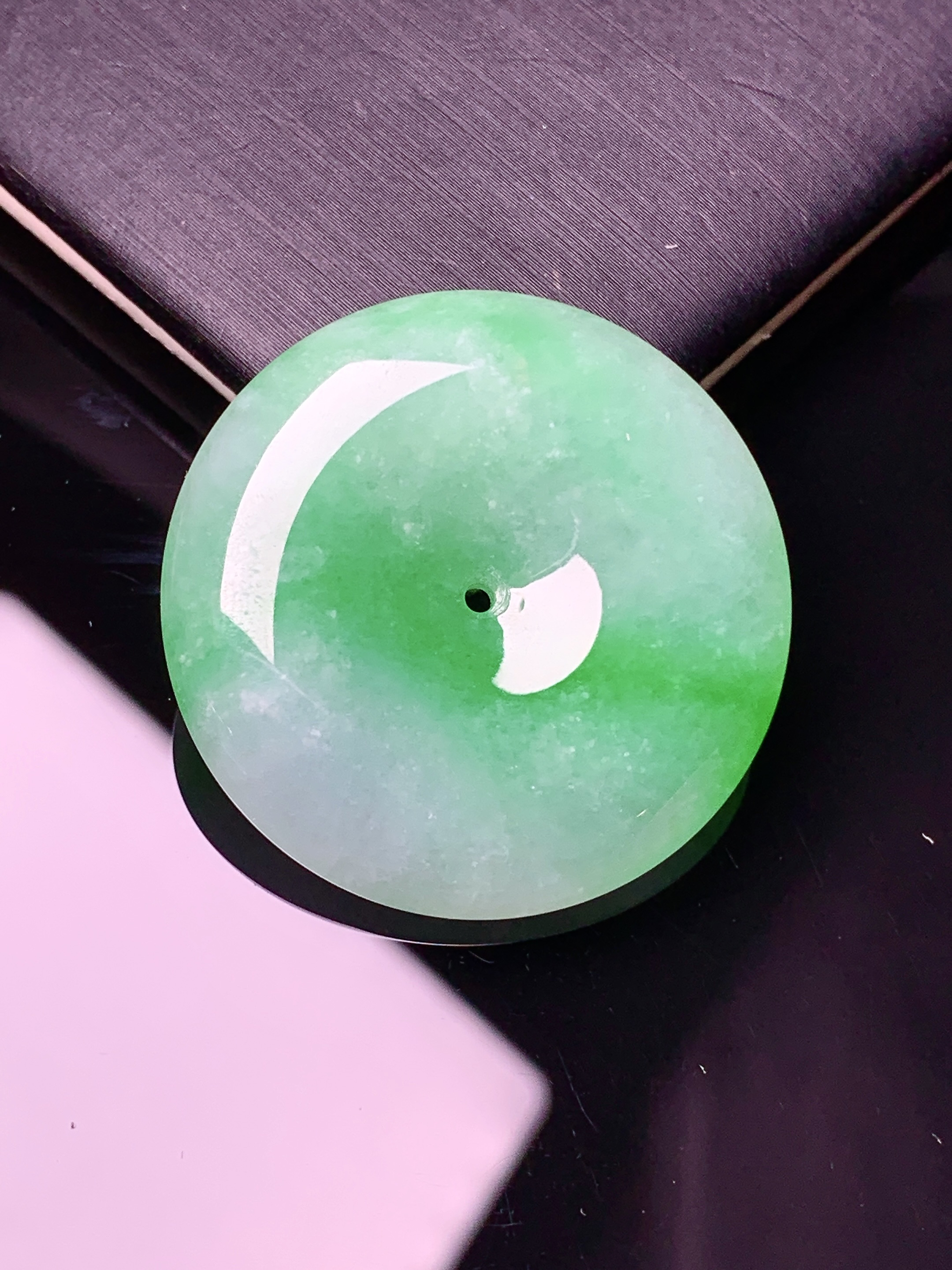 翠绿平安扣吊坠 玉质细腻 色泽艳丽 整体尺寸30*5.8x1