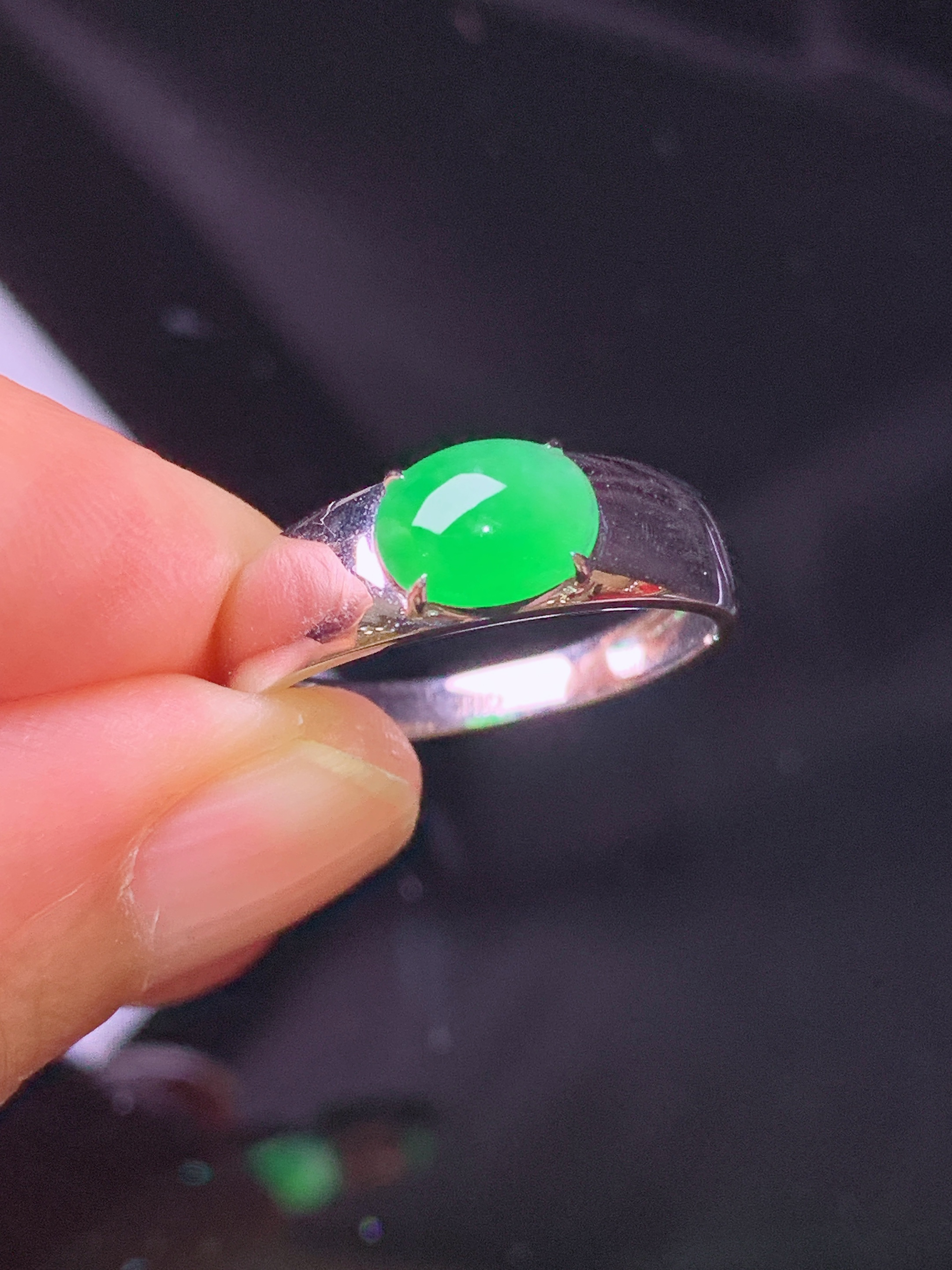 18k金镶嵌满绿蛋面戒指 玉质细腻 色泽艳丽 圈口14 整体尺寸5.6*7.3*3b2
