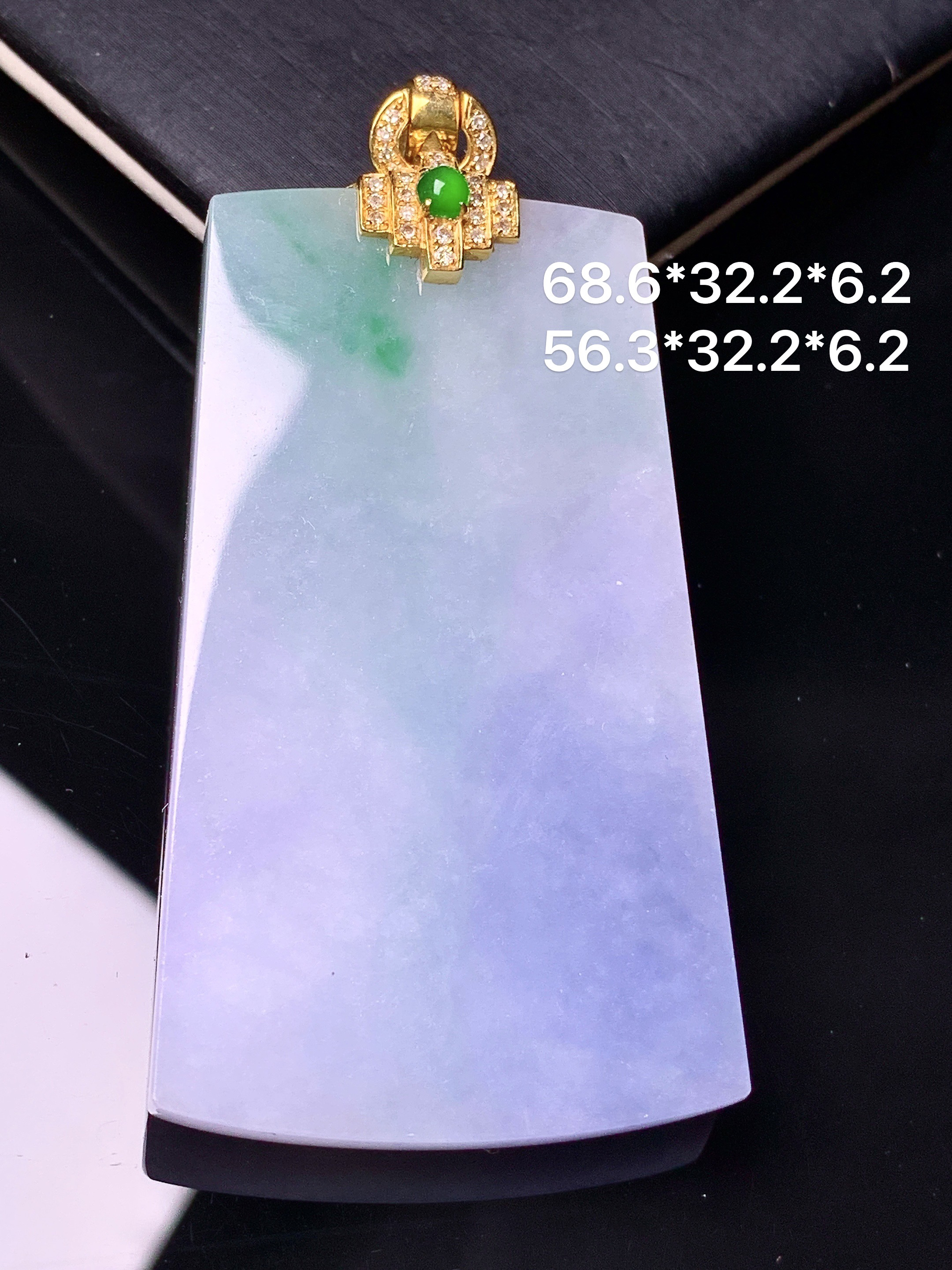 18k金钻镶嵌紫罗兰飘绿无事牌吊坠 玉质细腻 色泽艳丽 整体尺寸68.6*32.2*6.2b1