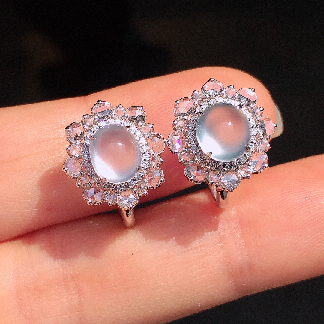 玻璃种蛋面耳钉，玉质细腻，荧光感超
强，饱满圆润，尽显优雅气质，18k
金豪华镶嵌