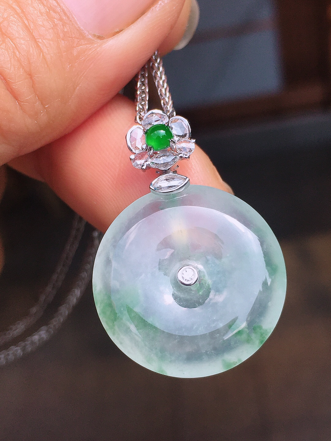 冰飘花平安扣吊坠，色泽艳丽，玉质细腻，荧光感超
强，饱满圆润，尽显优雅气质，18k
金豪华镶嵌