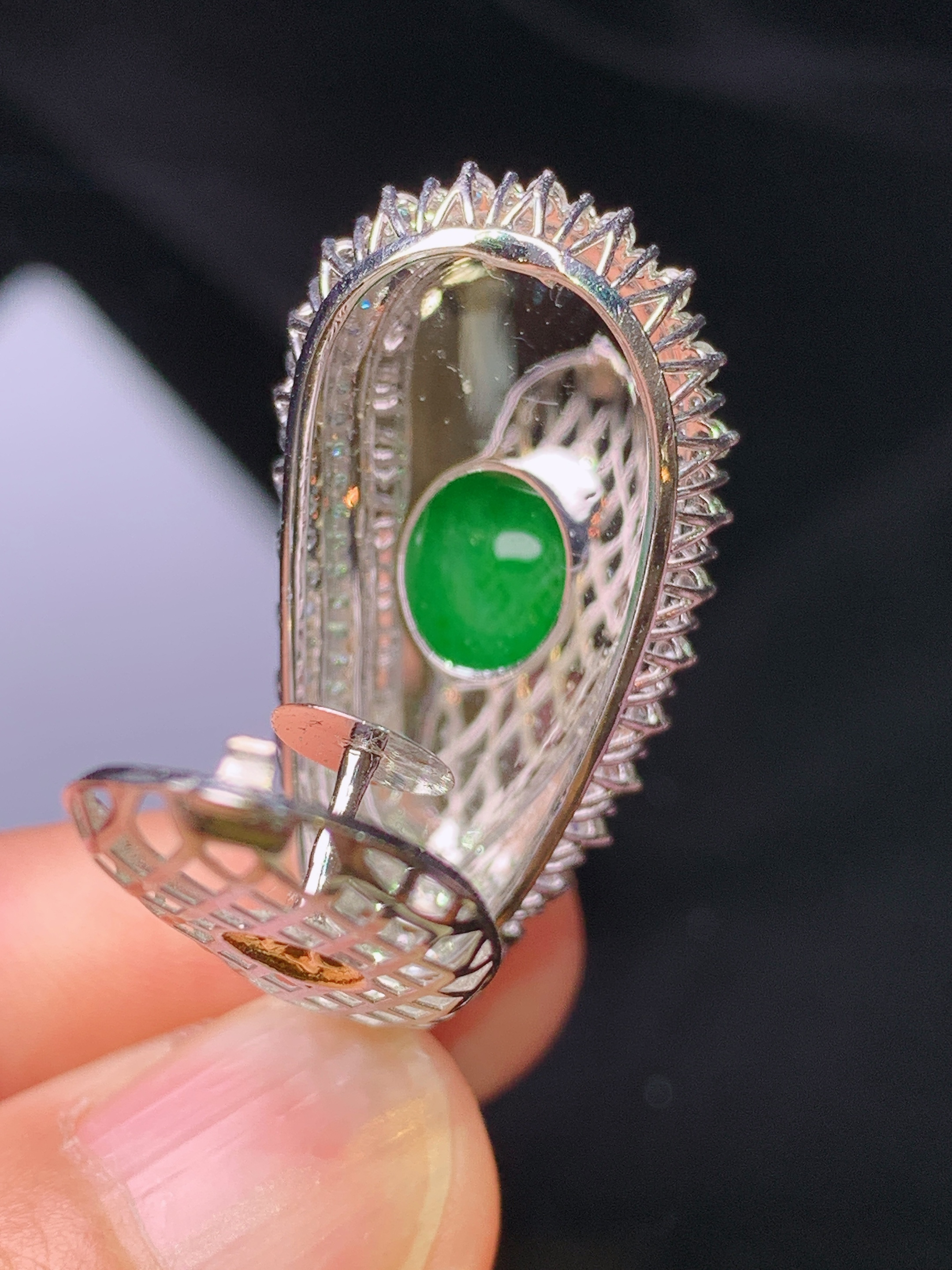 18k金钻镶嵌满绿四季豆吊坠 玉质细腻 色泽艳丽 整体尺寸42.2*16.5*10.8c2