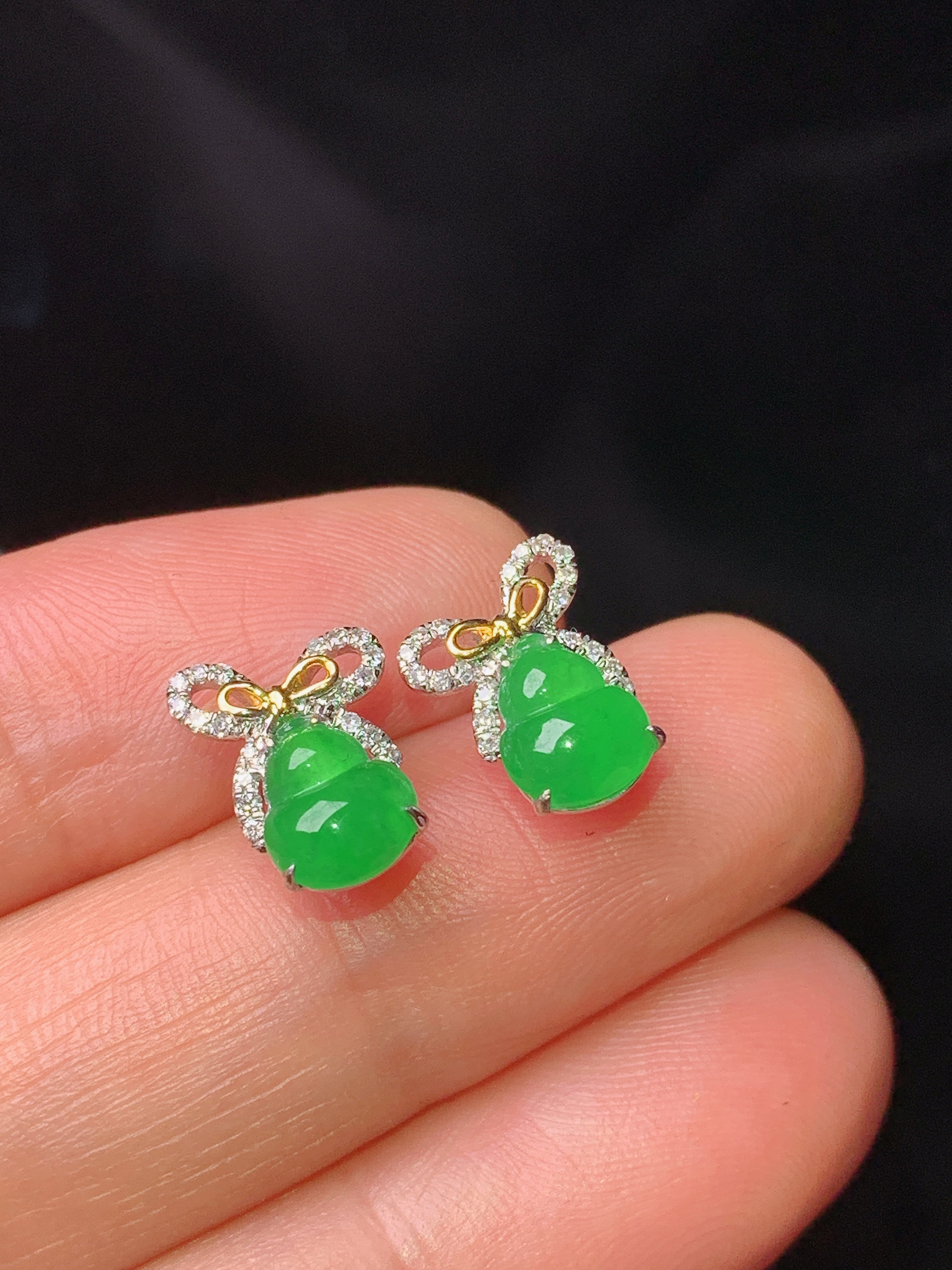 18k金钻镶嵌满绿葫芦耳钉 玉质细腻 色泽艳丽 整体尺寸10*8.5*3yz
