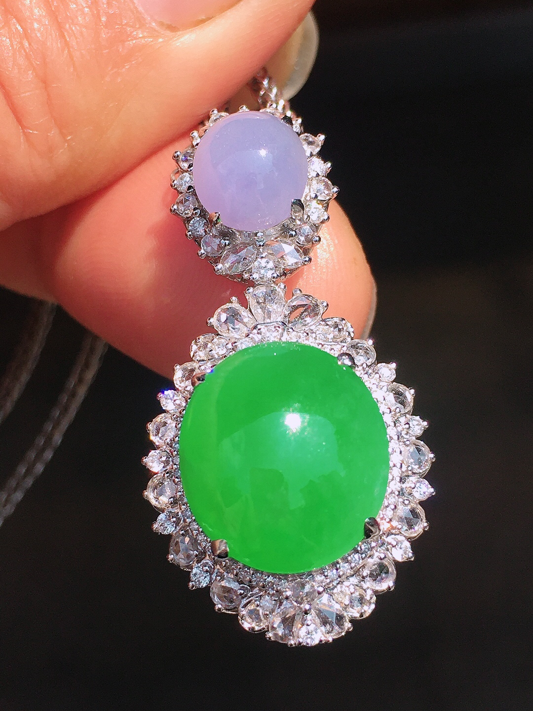 （紫+绿）二合一吊坠，色泽均匀艳丽，玉质细腻，荧光感超
强，饱满圆润，尽显优雅气质，18k
金豪华镶