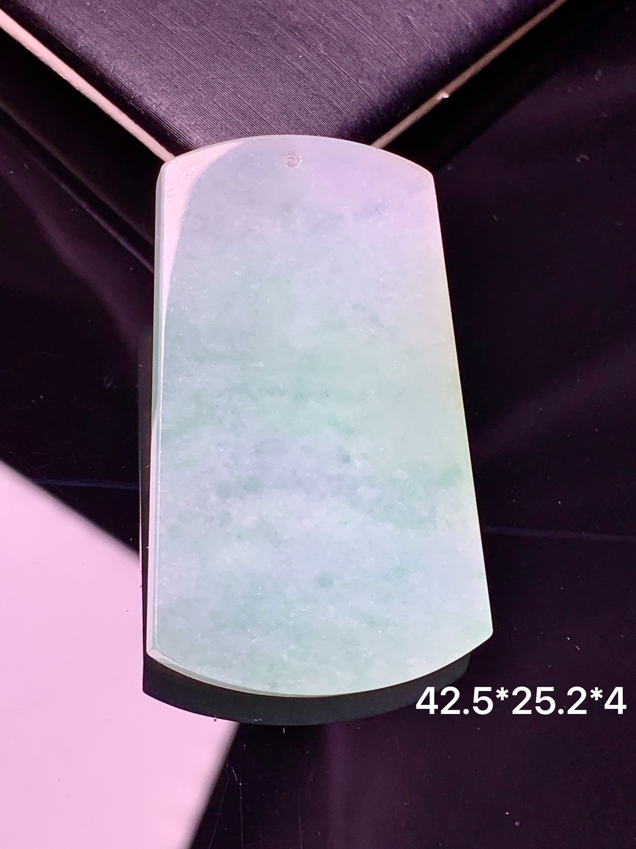 飘绿无事牌吊坠 玉质细腻 色泽艳丽 整体尺寸42.5*25.2*4