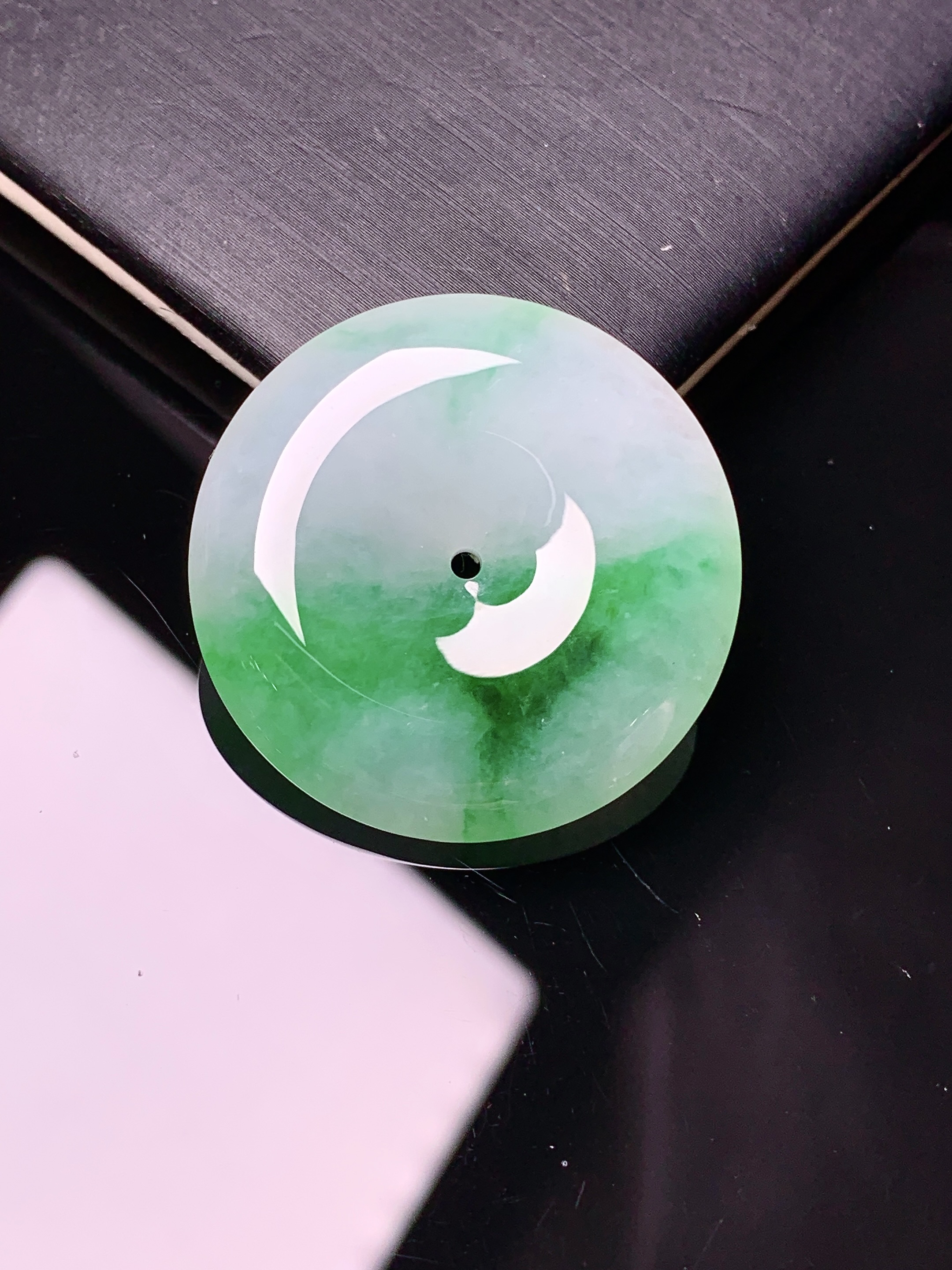 飘绿平安扣吊坠 玉质细腻 色泽艳丽 整体尺寸28.9*6.2x1