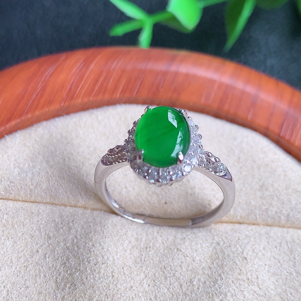 冰润满绿蛋面翡翠戒指  玉质细腻  冰清玉润  飘花灵动  颜色漂亮  W502.9  内径尺寸：17mm  取一裸石尺寸：8.8-7mm