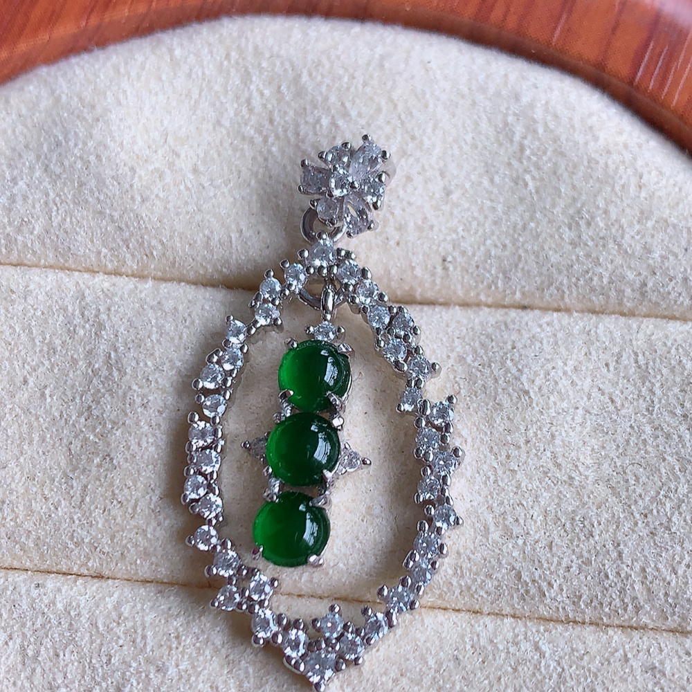 冰润飘绿圆珠翡翠吊坠，质地细腻，清秀高雅，饱满圆润  款式大方经典，颜色鲜艳，沁人心脾，高质量精品   W502.9  整体尺寸：32.8-15.8-4mm   裸石尺寸：4mm