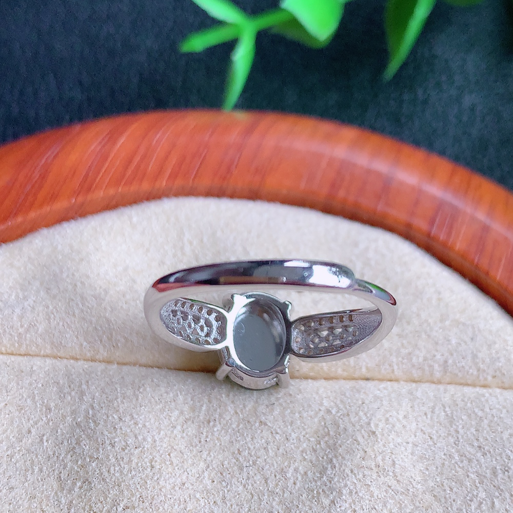 冰润满绿蛋面翡翠戒指  玉质细腻  冰清玉润  飘花灵动  颜色漂亮  W502.9  内径尺寸：17mm  取一裸石尺寸：8.8-6.8mm