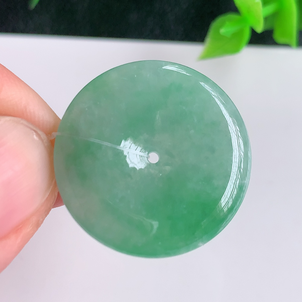 冰润飘花平安扣吊坠，厚装饱满，冰润剔透，细腻水足，种质润泽，飘花灵动，佩戴优雅大气，W49.9   尺寸：24.8-4.8mm