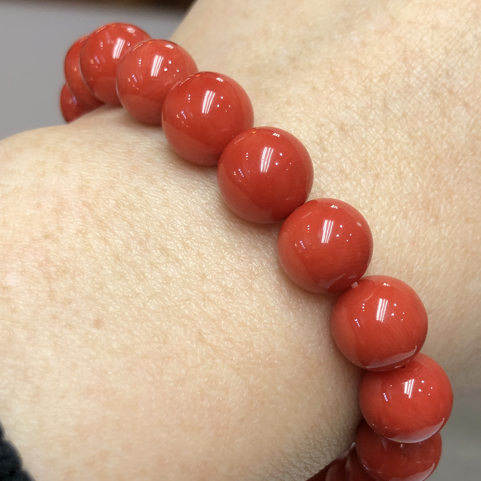 【天然深橘红珊瑚10mm大圆珠弹力单手串】深橘红颜色，光泽柔润透亮，直径约9.6-9.2mm，重量24.65克。珊瑚本为佛教珍宝，来自深海千年生长，属于有机宝石，气场强大，材料意大利沙丁材料，稀少珍贵！每粒均为天然无添加无修补！收藏精品！传承宝贝！