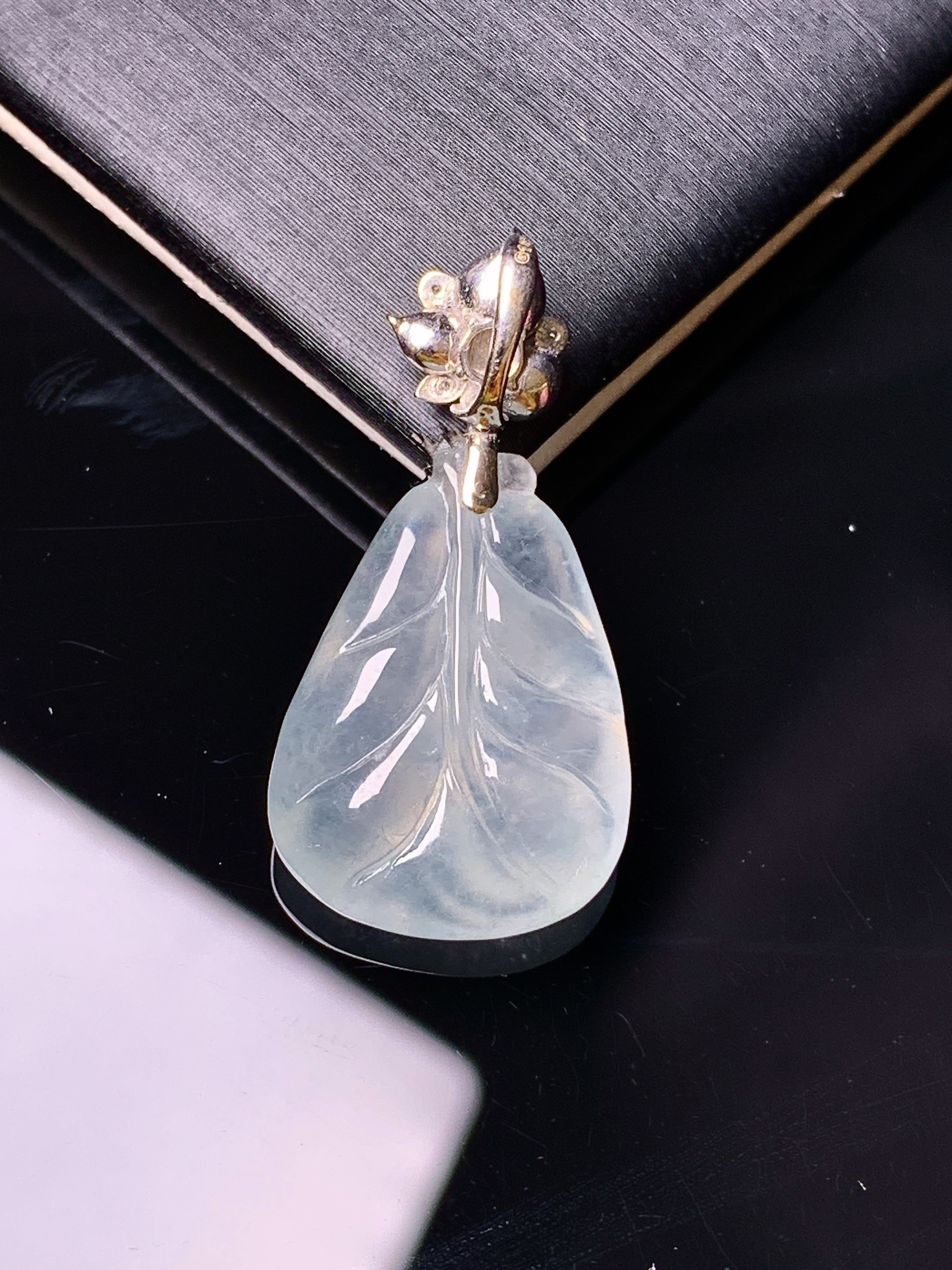 18k金钻镶嵌冰种树叶吊坠 玉质细腻 色泽艳丽 2x整体尺寸28*14*6.5