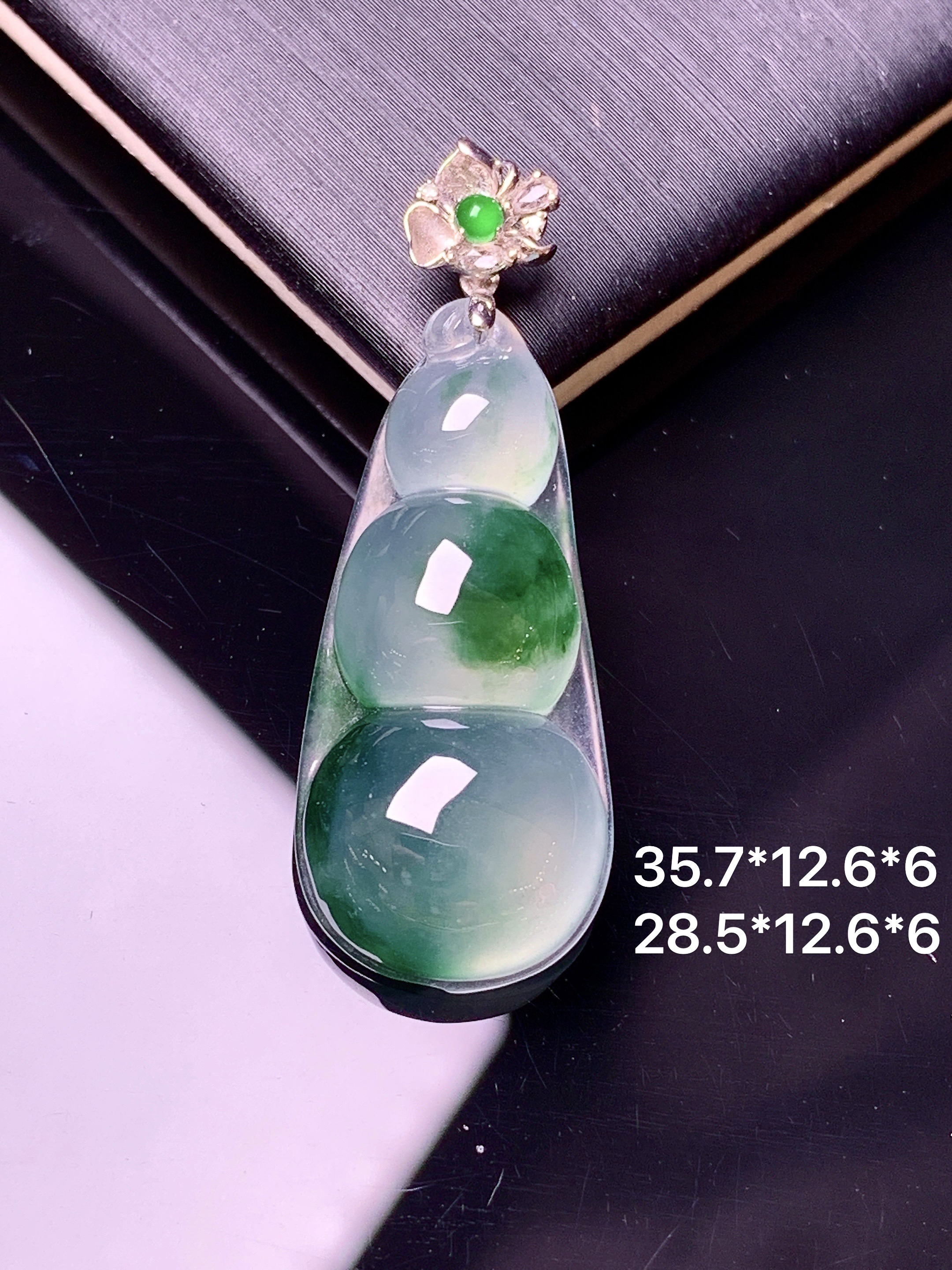 18k金钻镶嵌冰种飘绿四季豆吊坠 玉质细腻 色泽艳丽 整体尺寸35.7*12.6*6c1