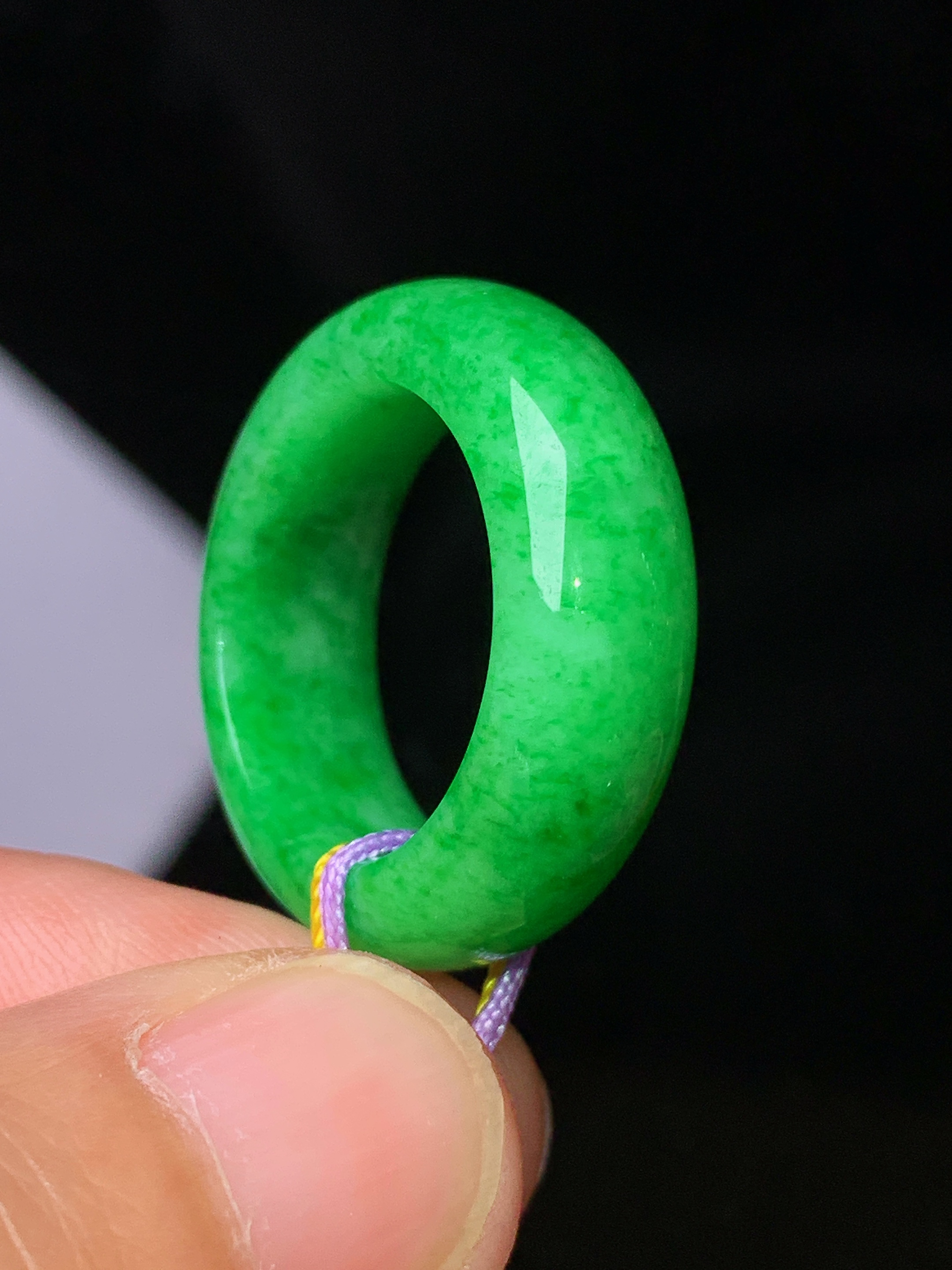 翠绿指环 玉质细腻 色泽艳丽 圈口12.5 整体尺寸25.3*765*4.2b1