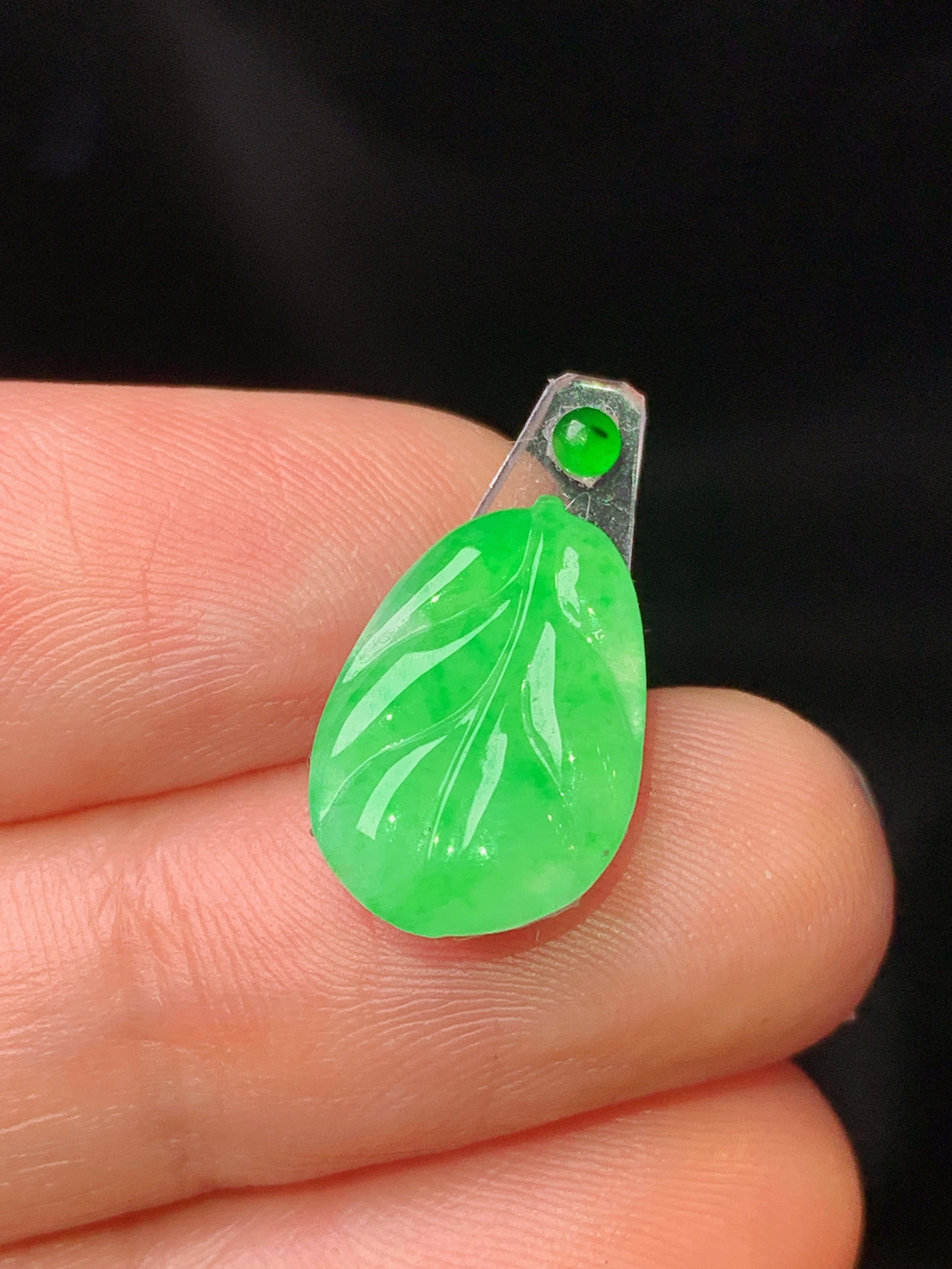 镶嵌款 翠绿树叶吊坠 玉质细腻 色泽艳丽 2x 整体尺寸14.5*9.8*2