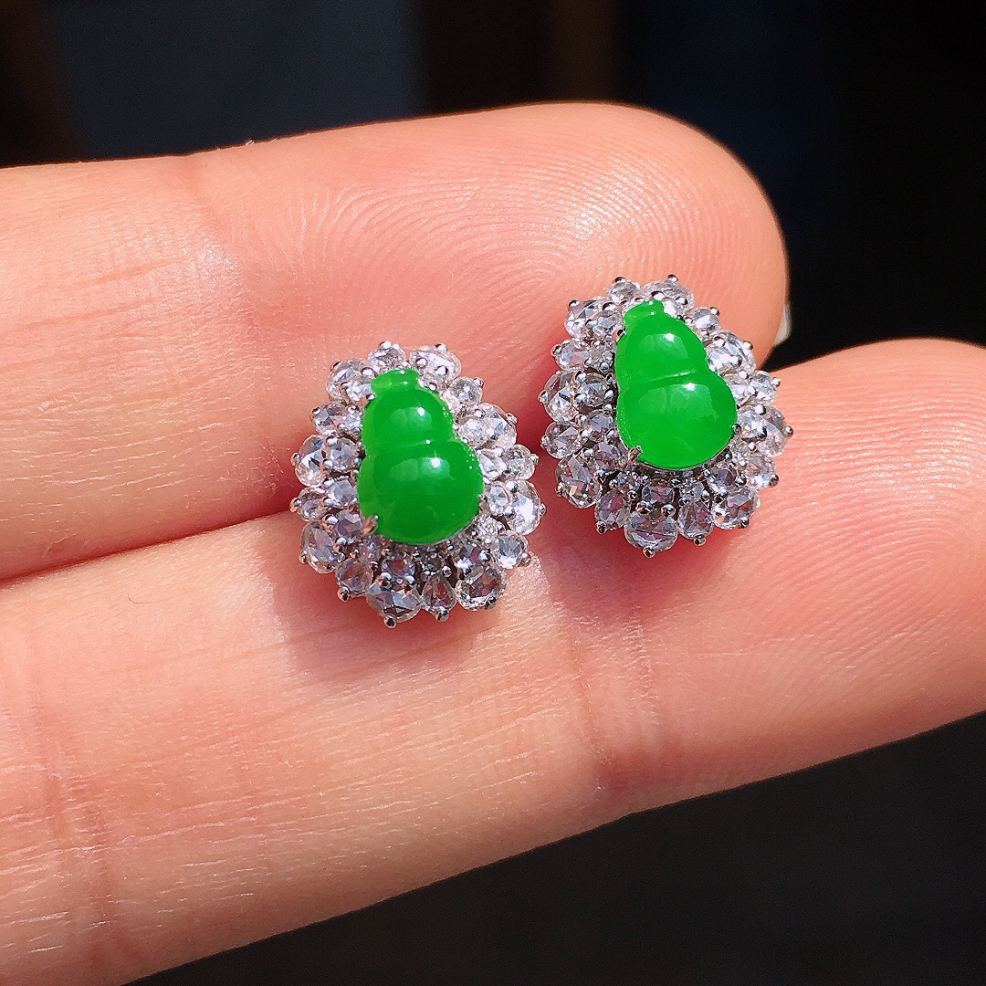 阳绿葫芦耳钉，色泽均匀艳丽，玉质细腻，荧光感超
强，饱满圆润，尽显优雅气质，18k
金豪华镶嵌