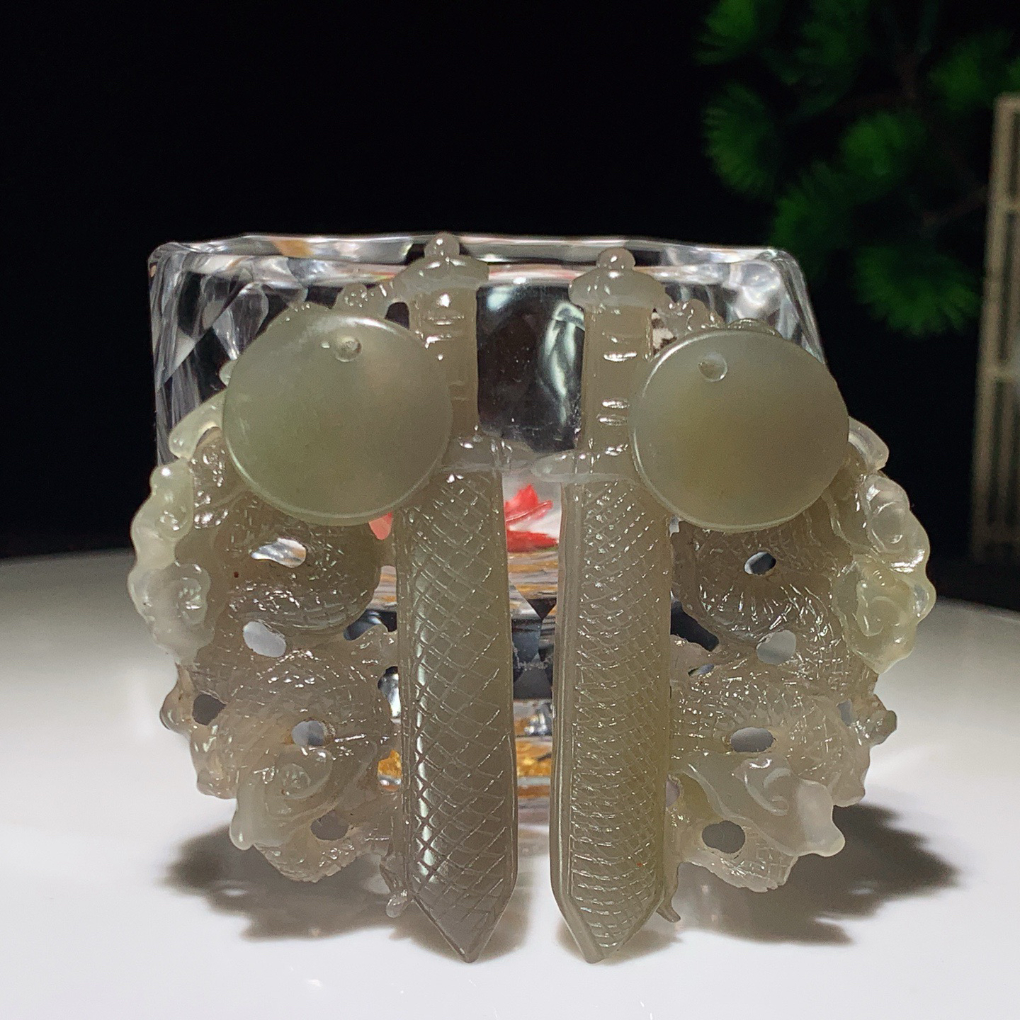 和田玉青海料龙凤挂件。尺寸53/29/8重28.5克 玉质细腻油润 底色纯净 脂粉好，品质好。lt260309