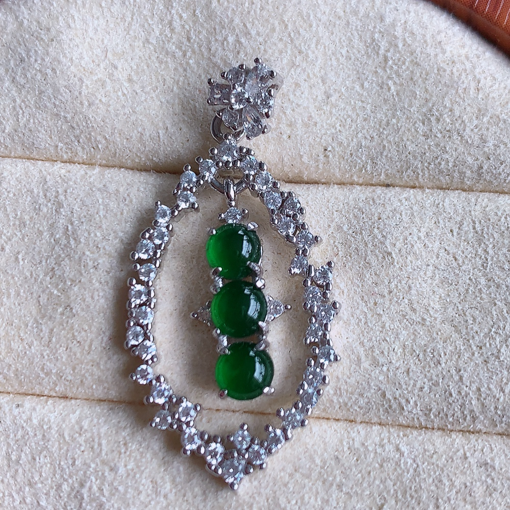 冰润飘绿圆珠翡翠吊坠，质地细腻，清秀高雅，饱满圆润  款式大方经典，颜色鲜艳，沁人心脾，高质量精品 