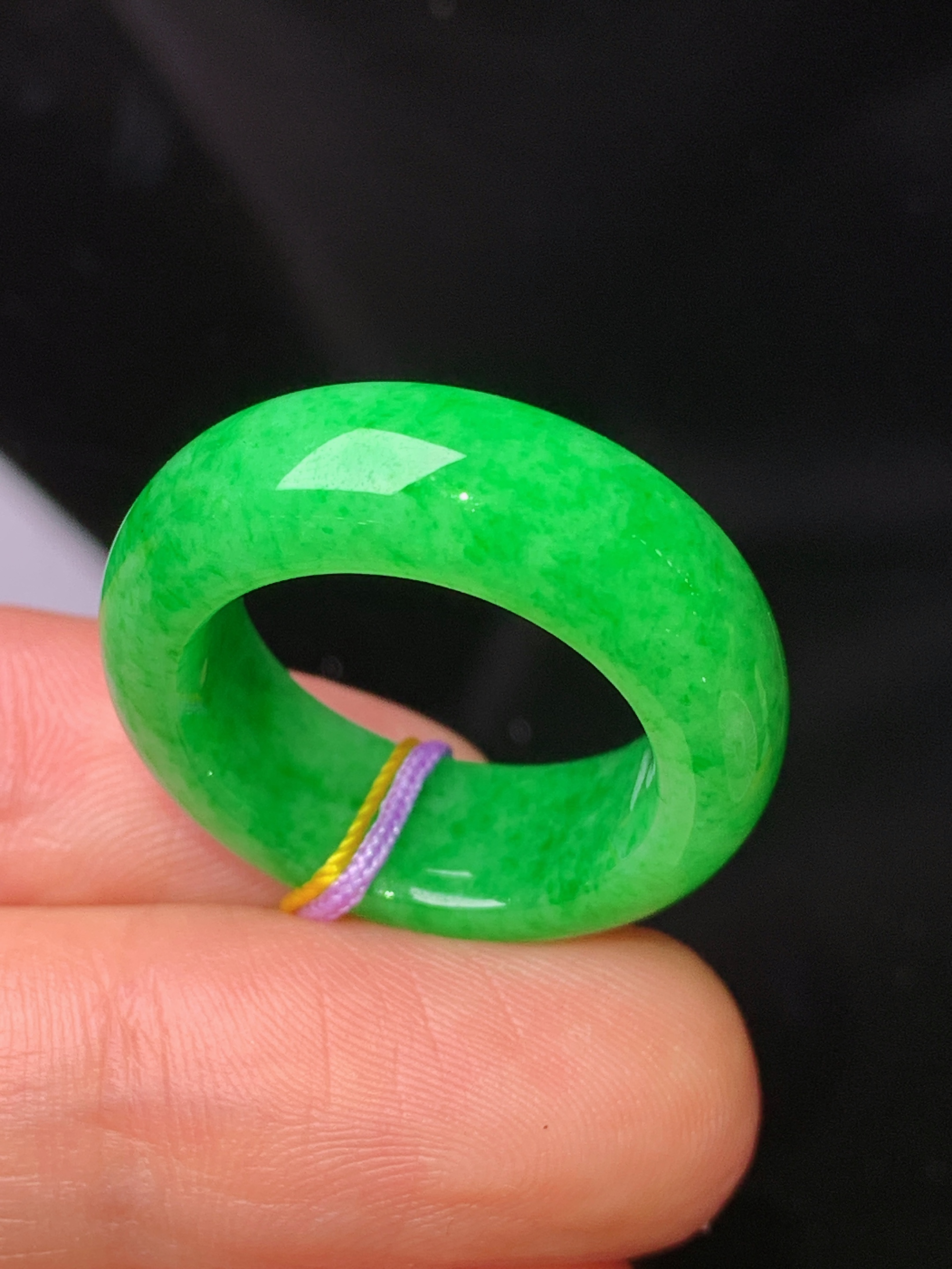 翠绿指环 玉质细腻 色泽艳丽 圈口12.5 整体尺寸25.3*765*4.2b1