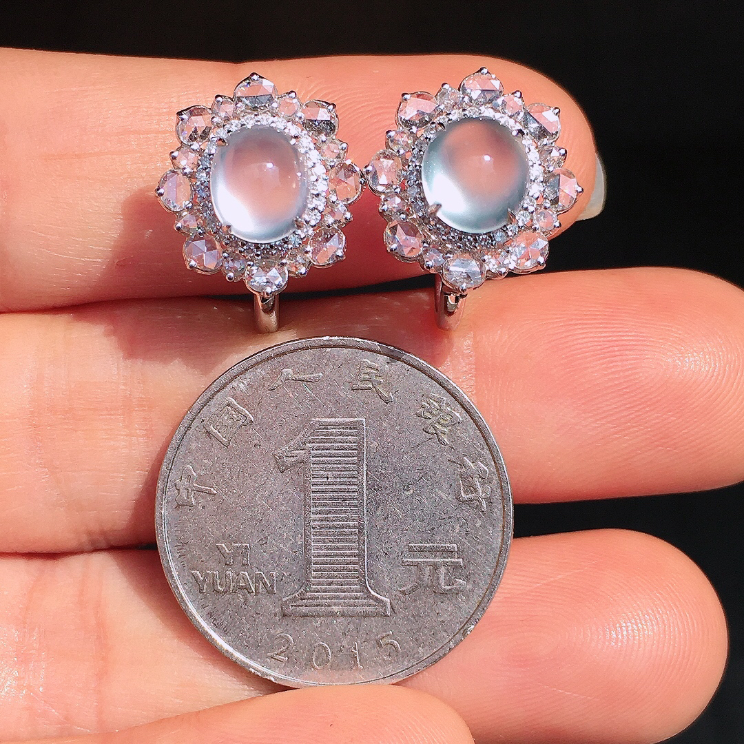 玻璃种蛋面耳钉，玉质细腻，荧光感超
强，饱满圆润，尽显优雅气质，18k
金豪华镶嵌