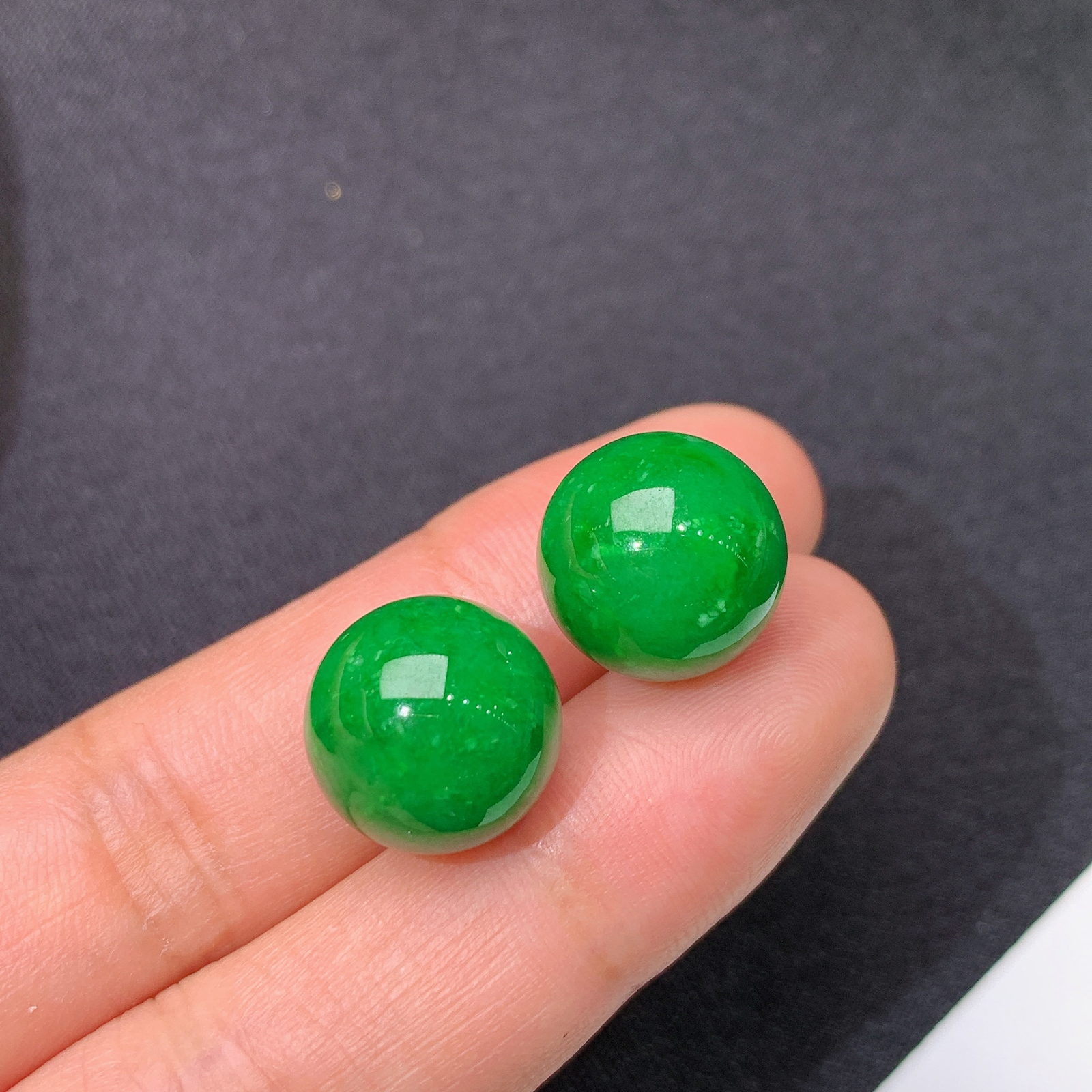 辣绿圆珠一对，镶嵌佳品，冰润色阳，种水足，Be 尺寸12.5