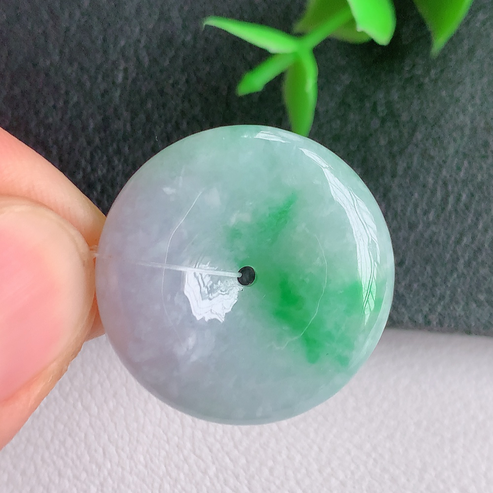 冰润飘花平安扣吊坠，厚装饱满，冰润剔透，细腻水足，种质润泽，飘花灵动，佩戴优雅大气，W49.9   尺寸：24-5.6mm