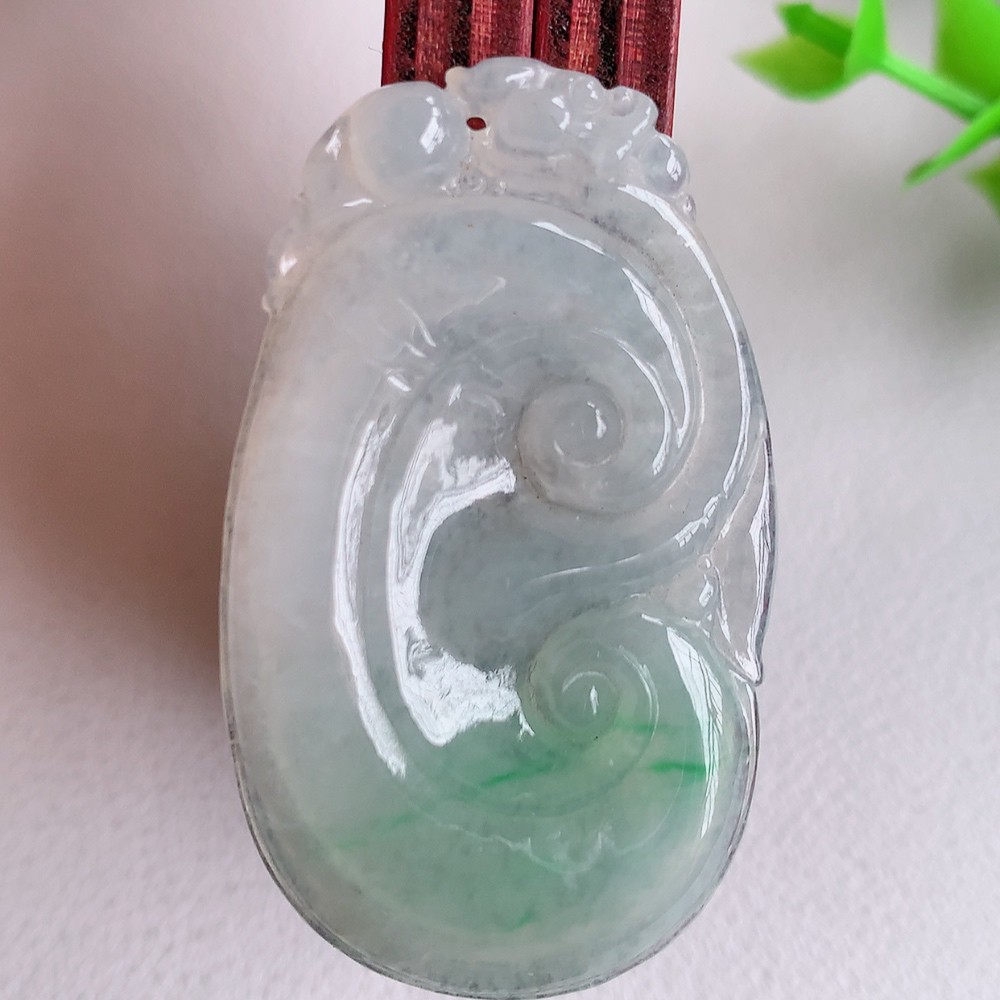 冰润飘花吉祥如意翡翠吊坠  寓意“万事如意，吉祥如意,福寿绵长 心想事成”饱满大气，通透水润  W141.9 尺寸：45-26.5-4.8mm