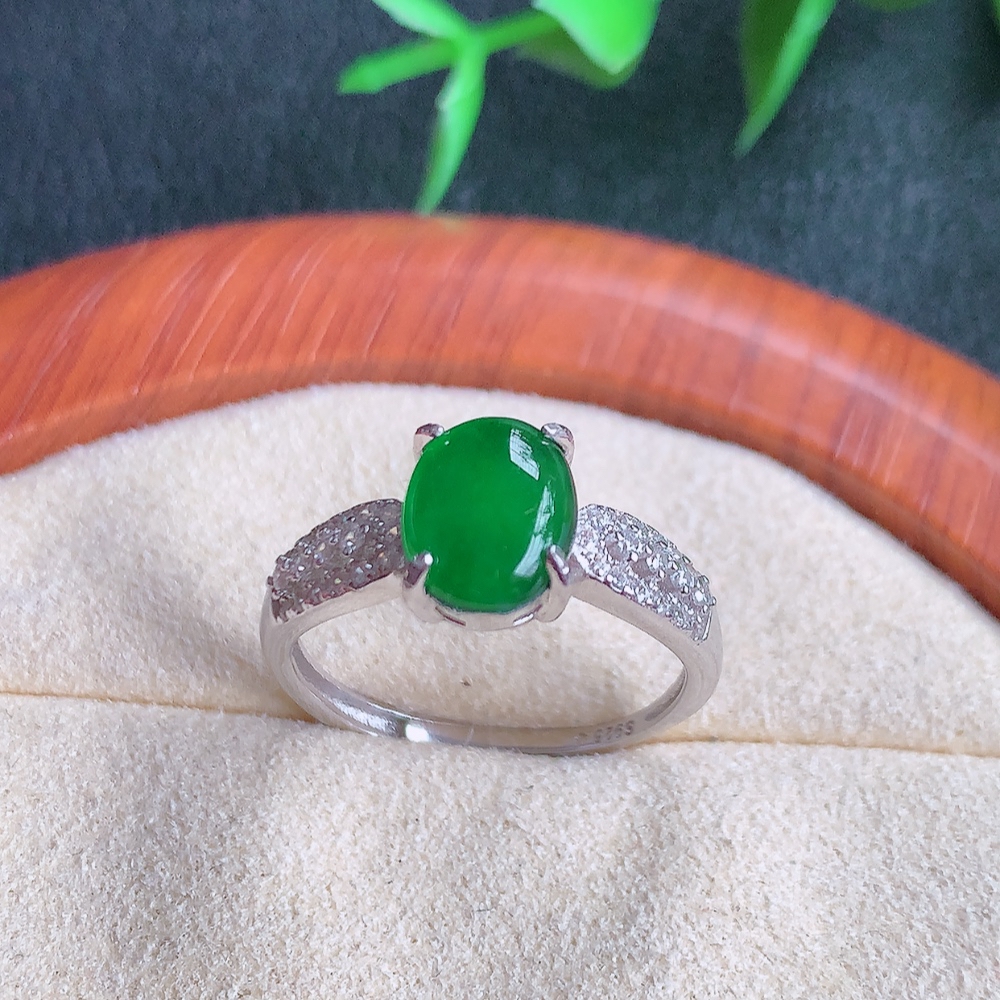 冰润满绿蛋面翡翠戒指  玉质细腻  冰清玉润  飘花灵动  颜色漂亮  W502.9  内径尺寸：1