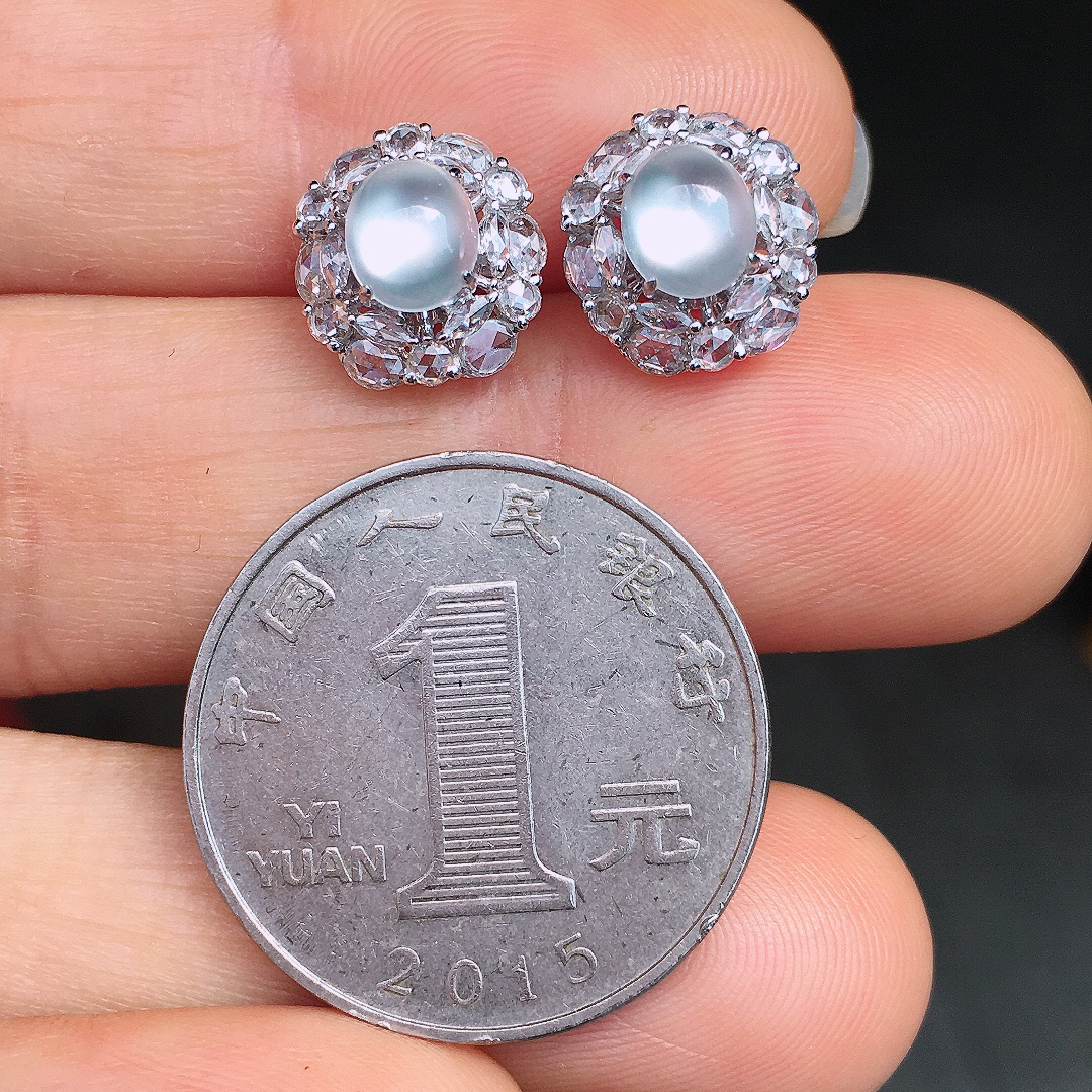 玻璃种蛋面耳钉，玉质细腻，荧光感超
强，饱满圆润，尽显优雅气质，18k
金豪华镶嵌