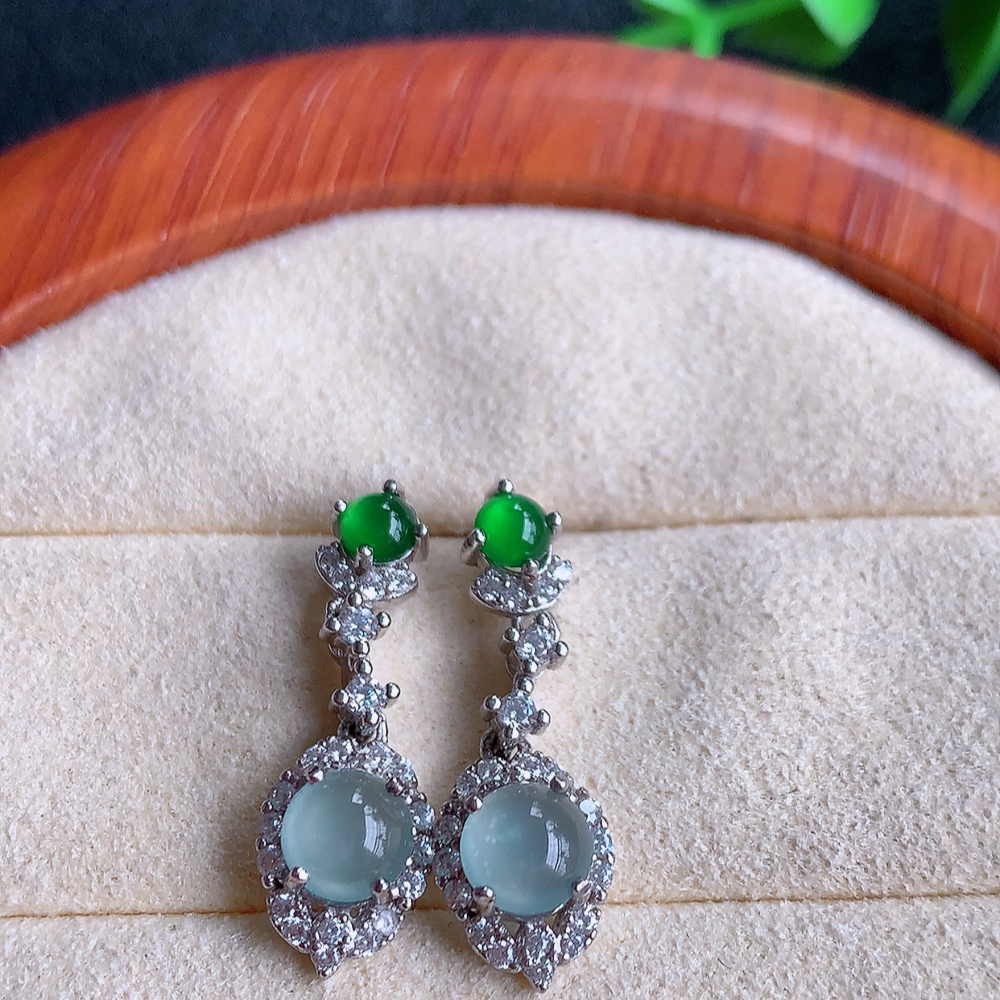 冰透翡翠925银镶嵌蛋面耳钉，自然光实拍，翠色灵动，颜色漂亮，种老水足，品相佳，佩戴佳品！W502.9  取一整体尺寸：23-7.7-4.5mm  裸石尺寸：5.5mm