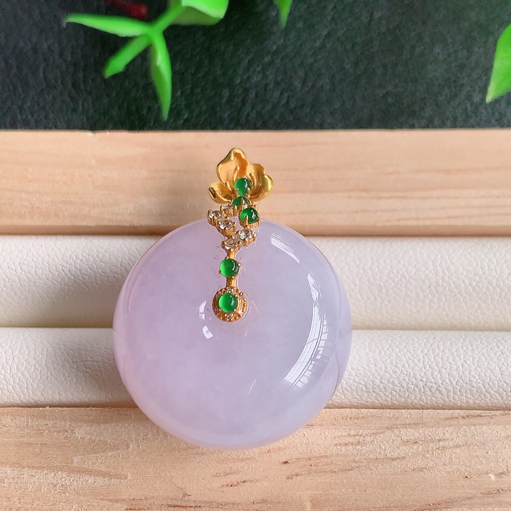 18k金伴钻冰润紫罗兰路路通翡翠吊坠  款式新颖时尚，日常百搭的款。满满的份量感，紫气东来，清秀高雅，上身效果优雅迷人！性价比超值  W142.9 整体尺寸：31.5-23.5-12.6mm   裸石尺寸：23.5-12.6mm