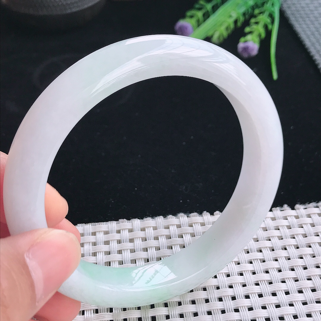 实拍天然翡翠60.5/12.1/9.1大圈口老坑秀气冰润淡绿色手镯翡翠玉镯手环