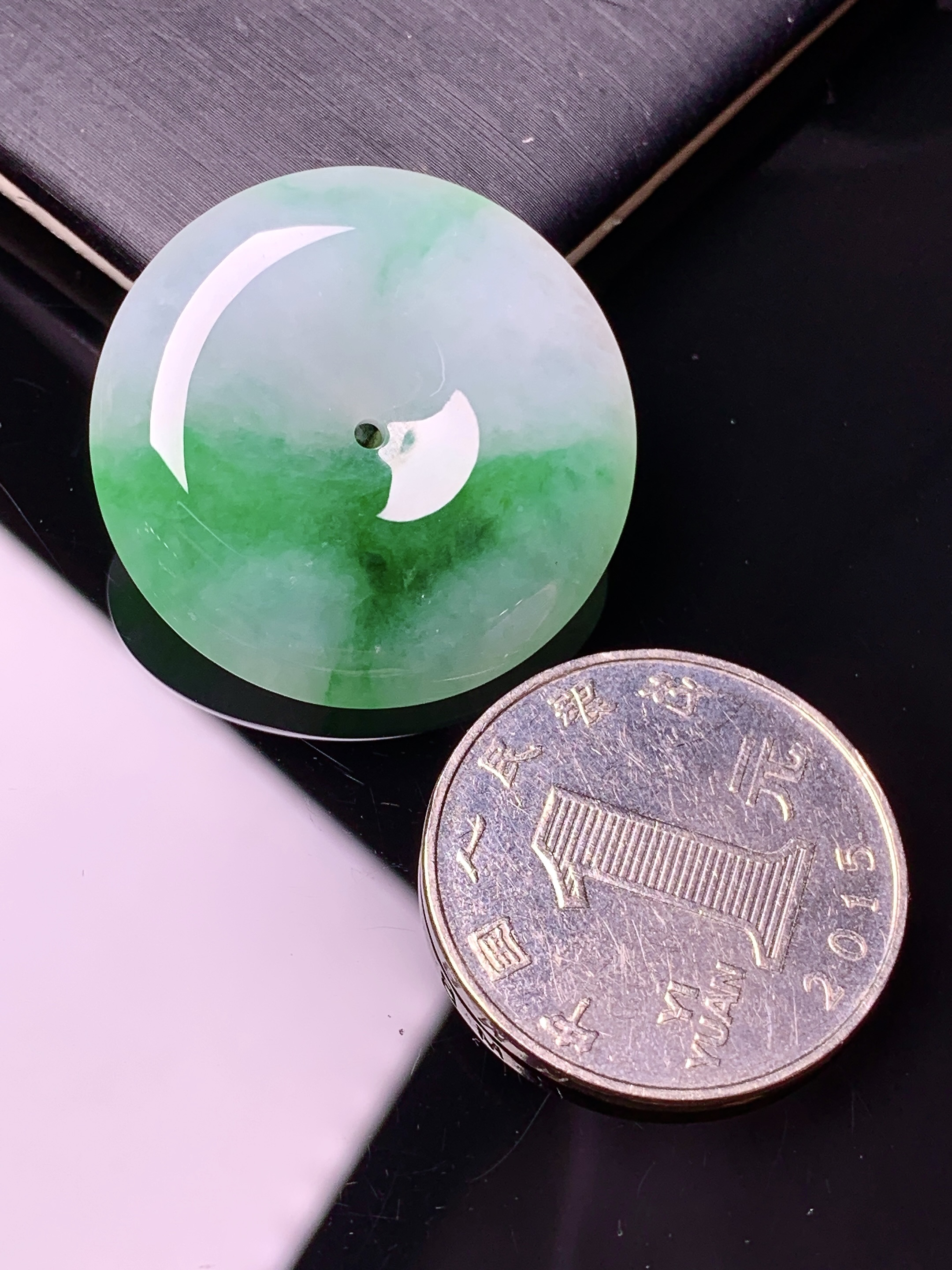 飘绿平安扣吊坠 玉质细腻 色泽艳丽 整体尺寸28.9*6.2x1