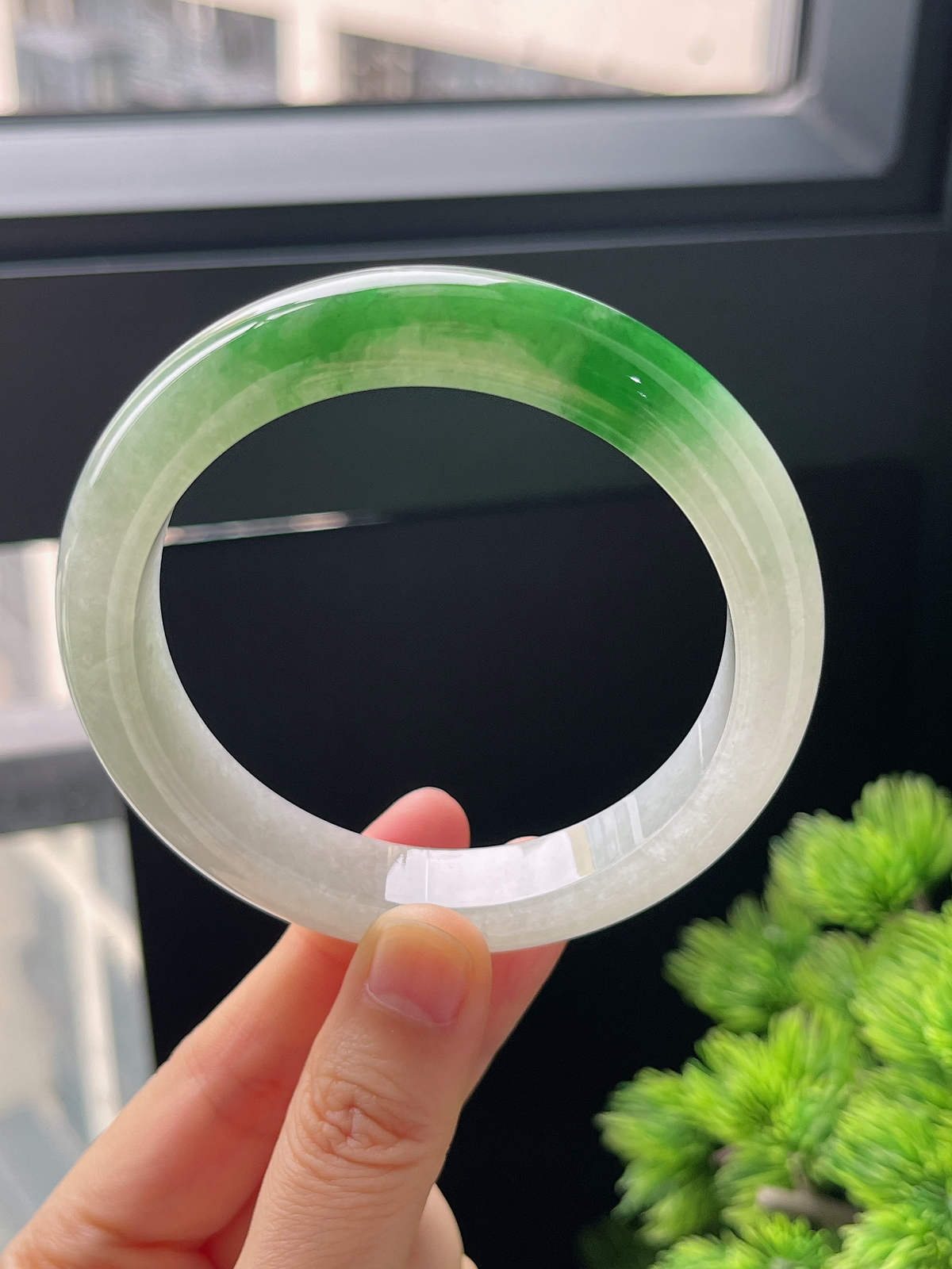 正圈60圈口，翡翠冰糯种飘绿手镯