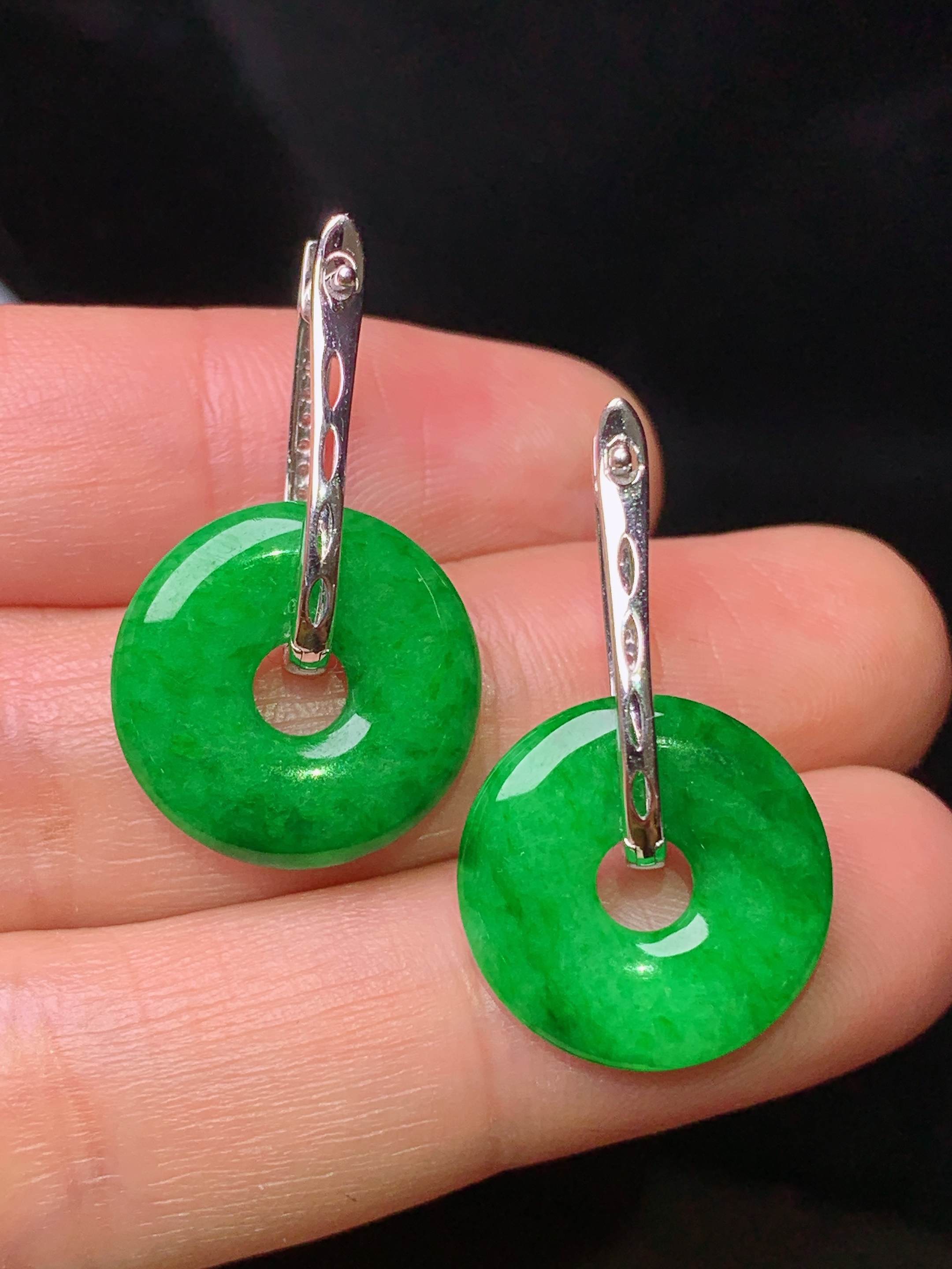 18k金钻镶嵌翠绿平安环耳坠 吊坠 玉质细腻 色泽艳丽 整体尺寸27.6*15.8*2.7b1