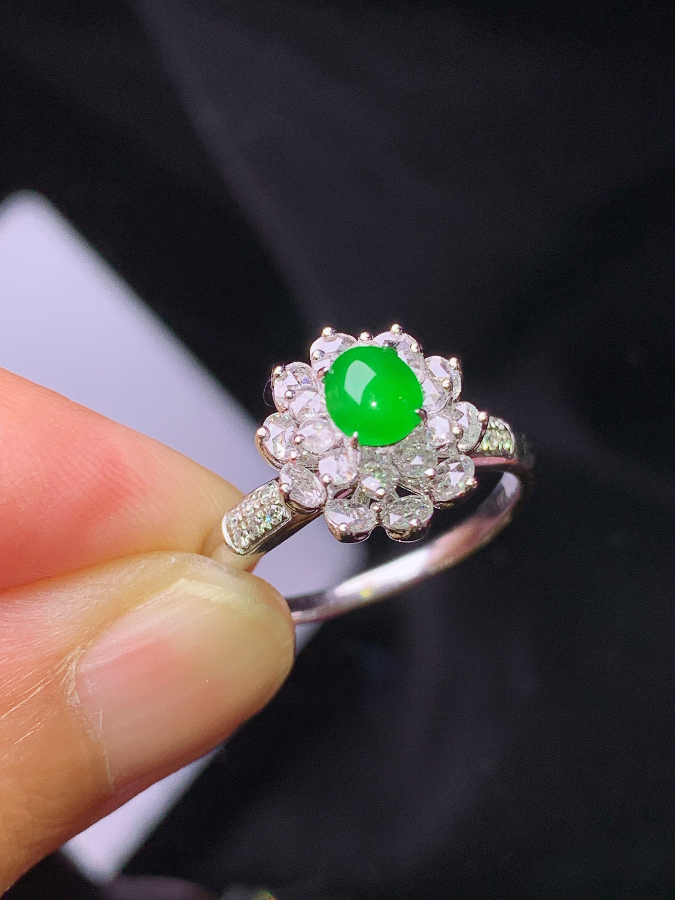 18k金钻镶嵌满绿蛋面戒指 玉质细腻 色泽艳丽 圈口14 整体尺寸11.8*10.8*9.8