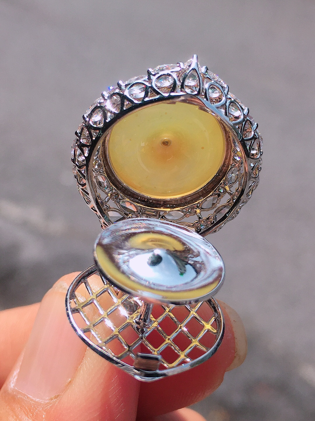 黄翡平安扣吊坠，色泽均匀艳丽，玉质细腻，荧光感超
强，饱满圆润，尽显优雅气质，18k
金豪华镶嵌