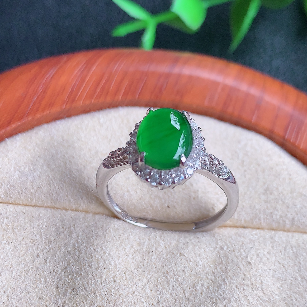 冰润满绿蛋面翡翠戒指  玉质细腻  冰清玉润  飘花灵动  颜色漂亮  W502.9  内径尺寸：17mm  取一裸石尺寸：8.8-7mm