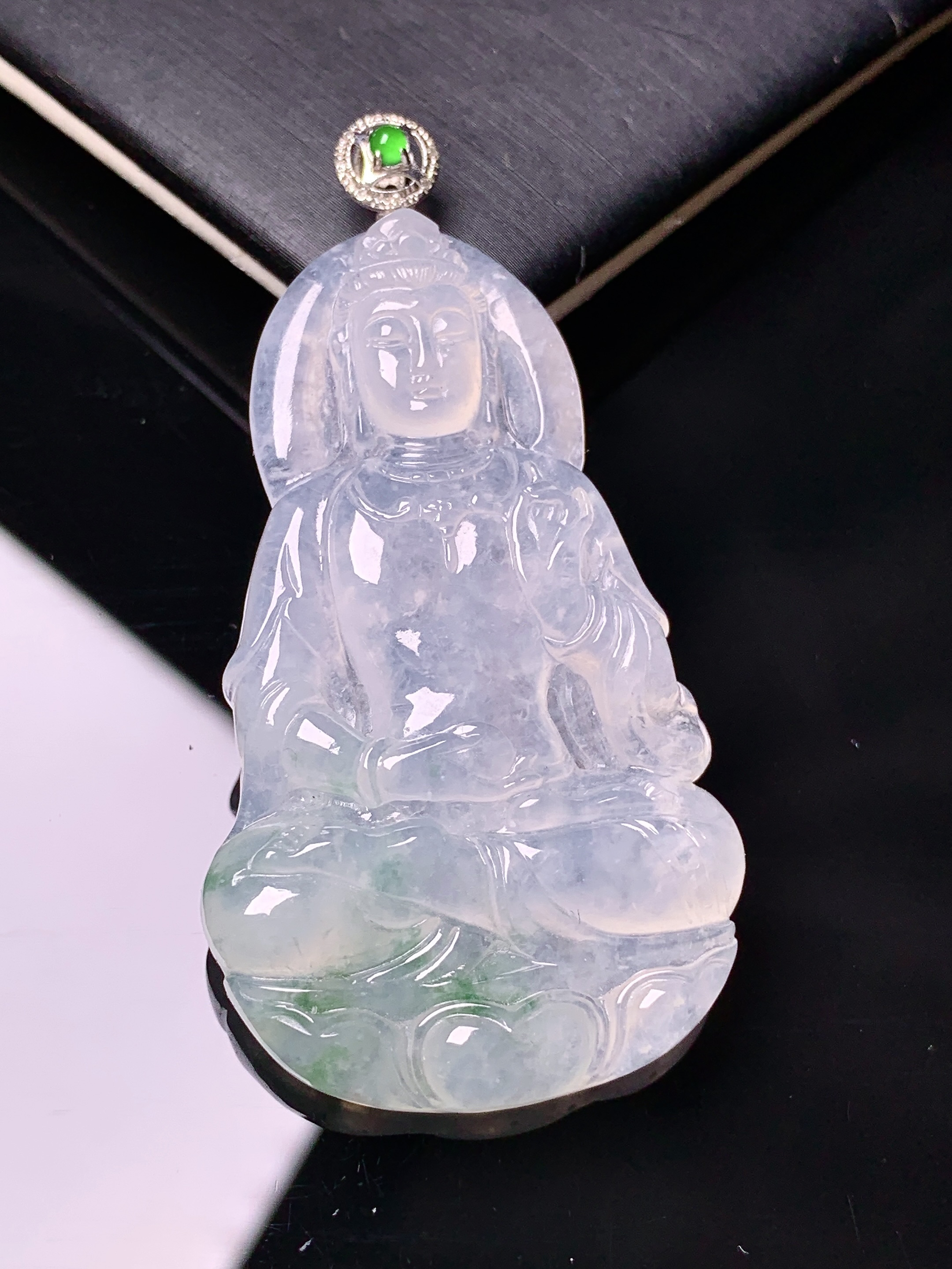 18k金钻镶嵌冰种飘绿观音吊坠 玉质细腻 色泽艳丽 2x整体尺寸57.8*29.5*5.5