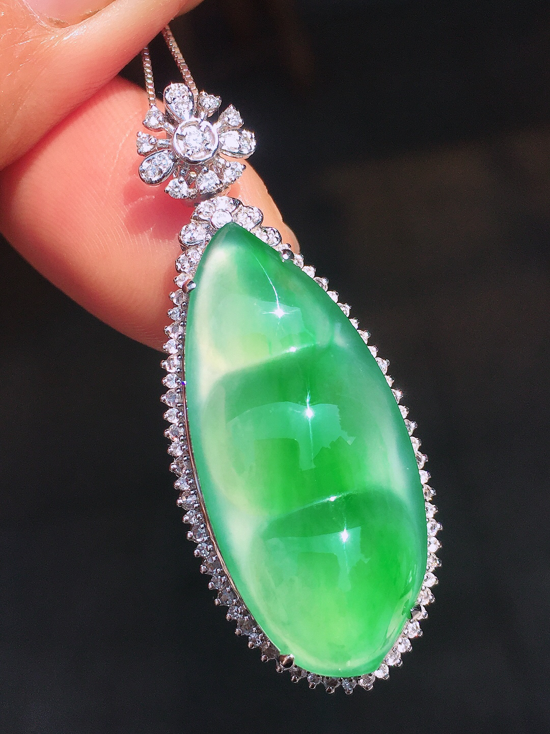 阳绿福豆吊坠，色泽均匀艳丽，玉质细腻，荧光感超
强，饱满圆润，尽显优雅气质，18k
金豪华镶嵌