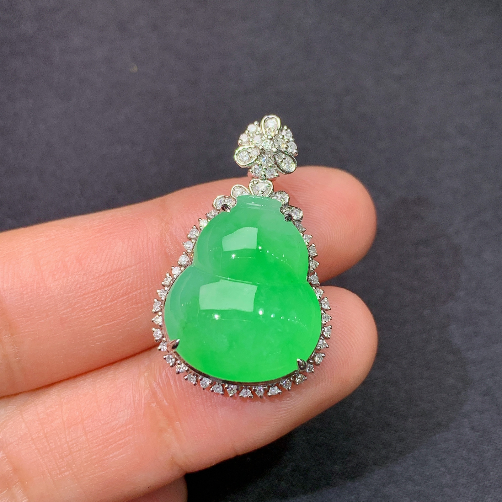 冰阳绿葫芦吊坠，18k金镶嵌，冰润色阳，玉质细腻，种水足，Jj 尺寸27.9*17.5*9.8