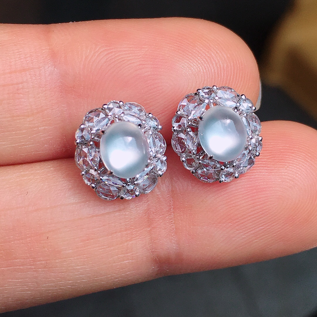 玻璃种蛋面耳钉，玉质细腻，荧光感超
强，饱满圆润，尽显优雅气质，18k
金豪华镶嵌