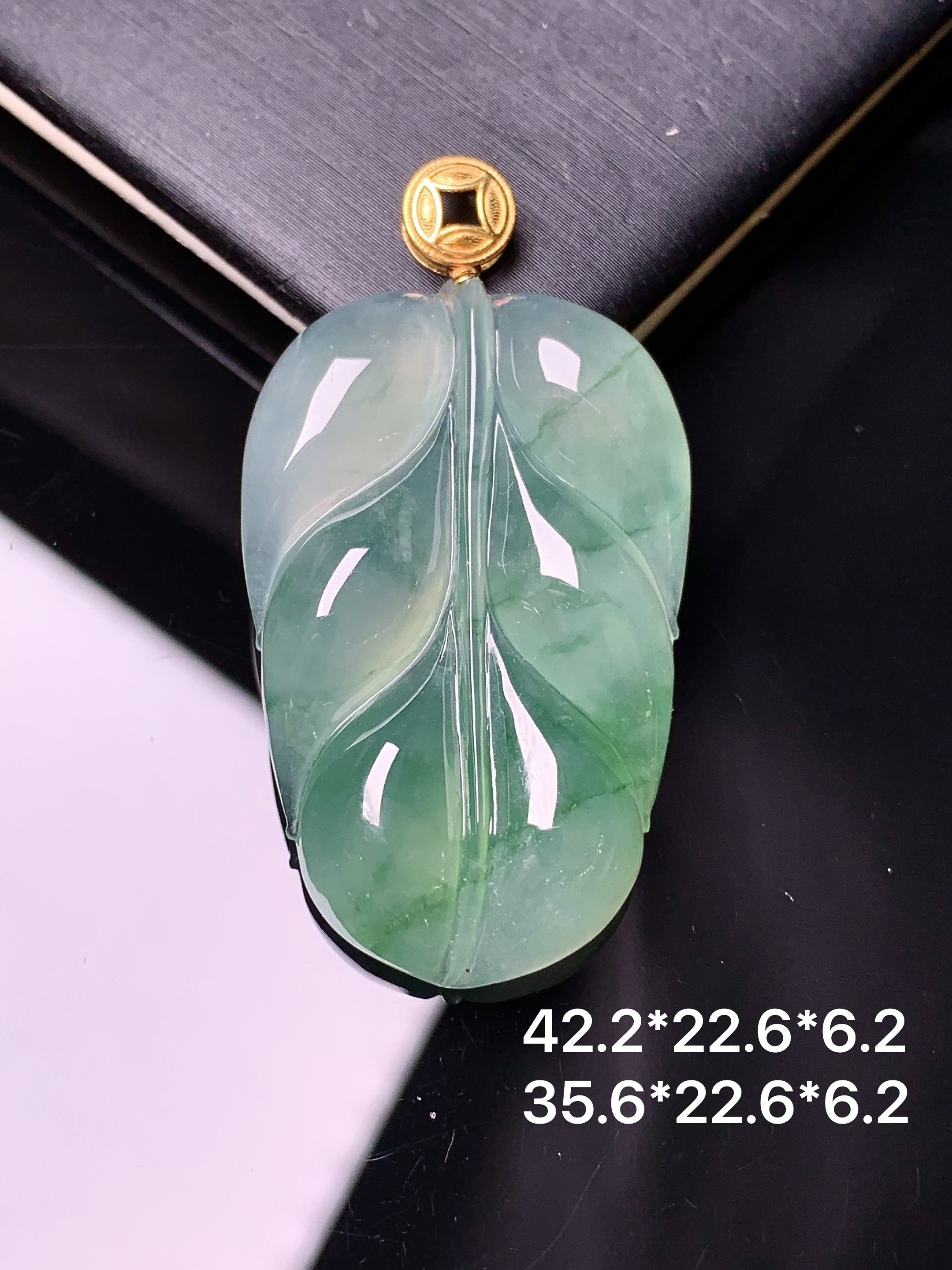 18k金钻镶嵌吊坠 玉质细腻 色泽艳丽 整体尺寸42.2*22.6*6.2m1