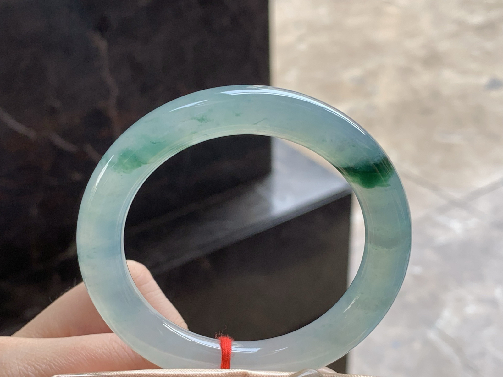 53-9.8

冰种飘花圆条手镯^_^ 种好水足