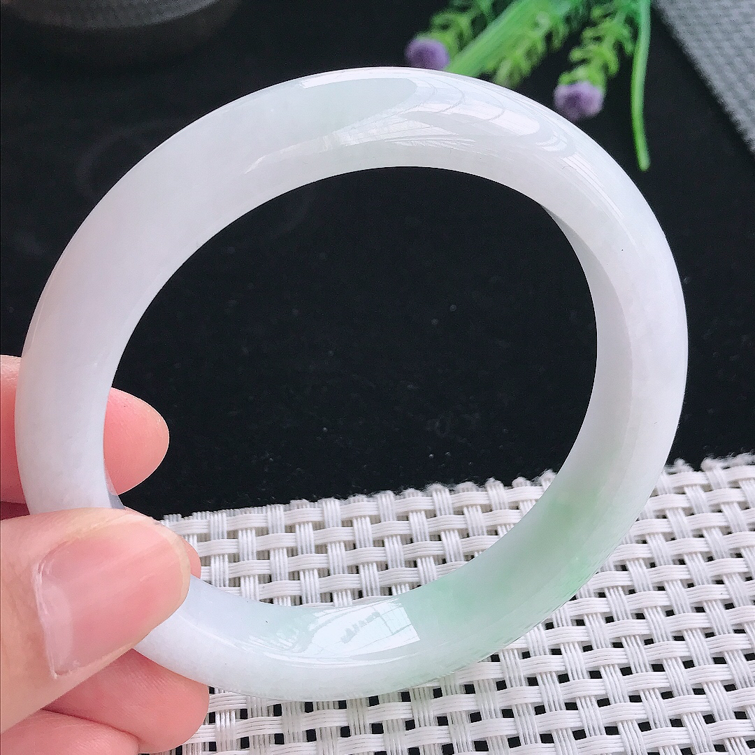 实拍天然翡翠60.5/12.1/9.1大圈口老坑秀气冰润淡绿色手镯翡翠玉镯手环