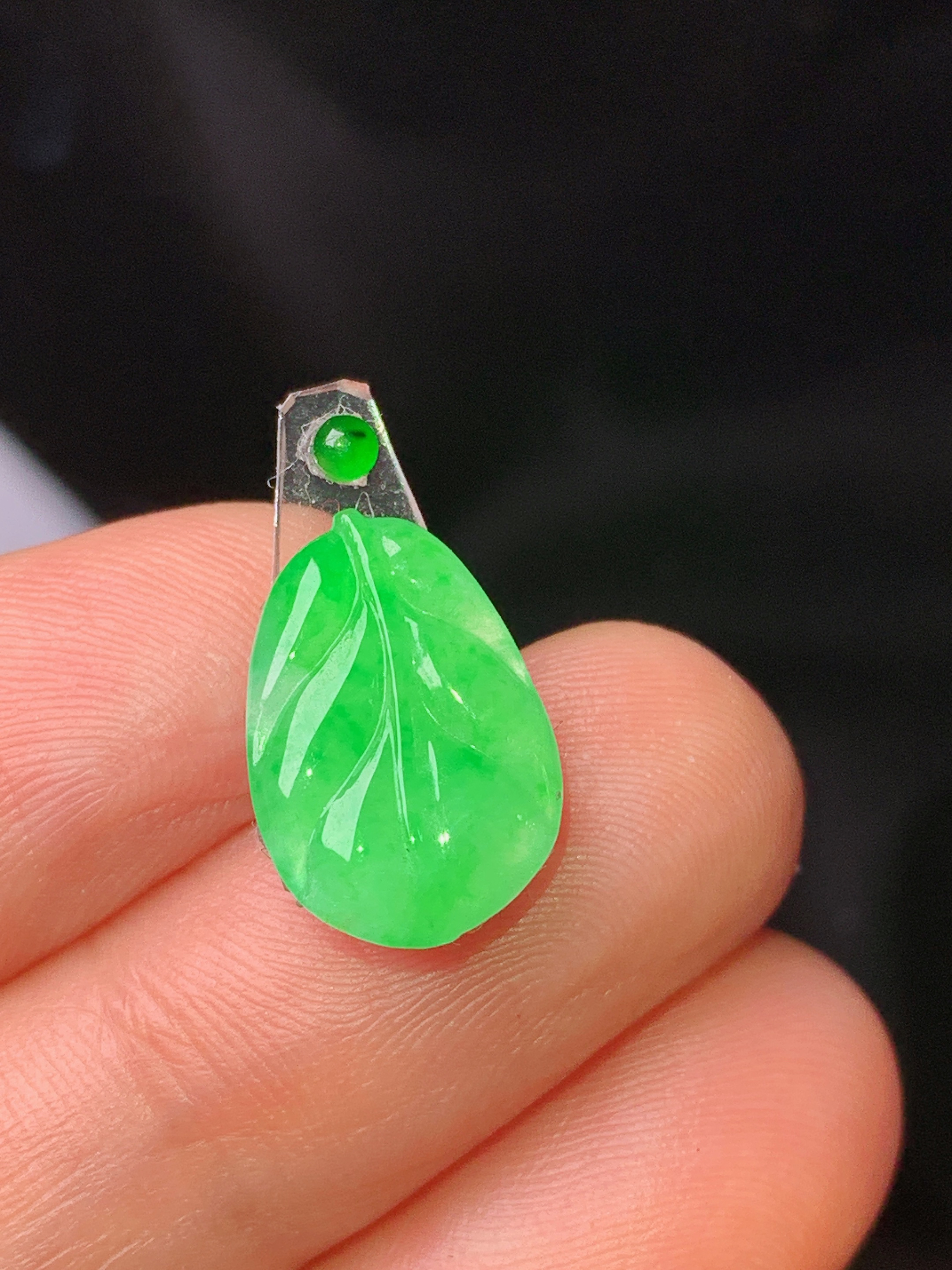 镶嵌款 翠绿树叶吊坠 玉质细腻 色泽艳丽 2x 整体尺寸14.5*9.8*2