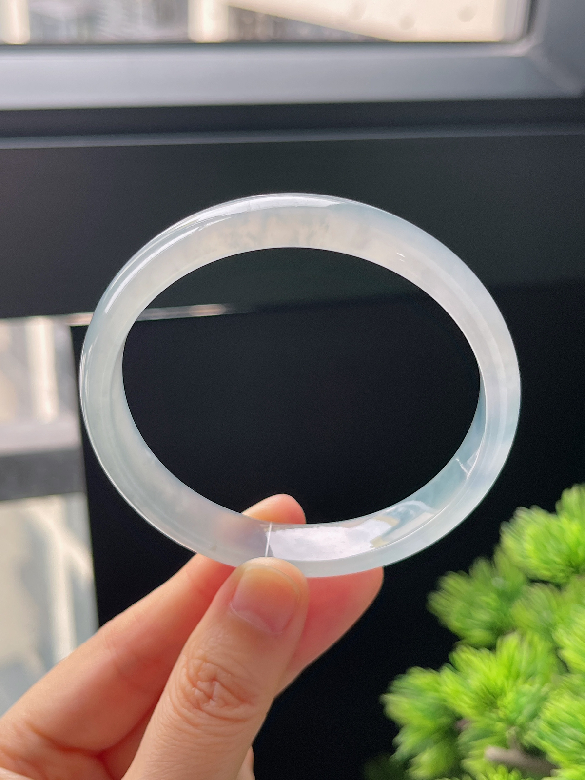 正圈58.5圈口，翡翠冰种淡蓝色手镯